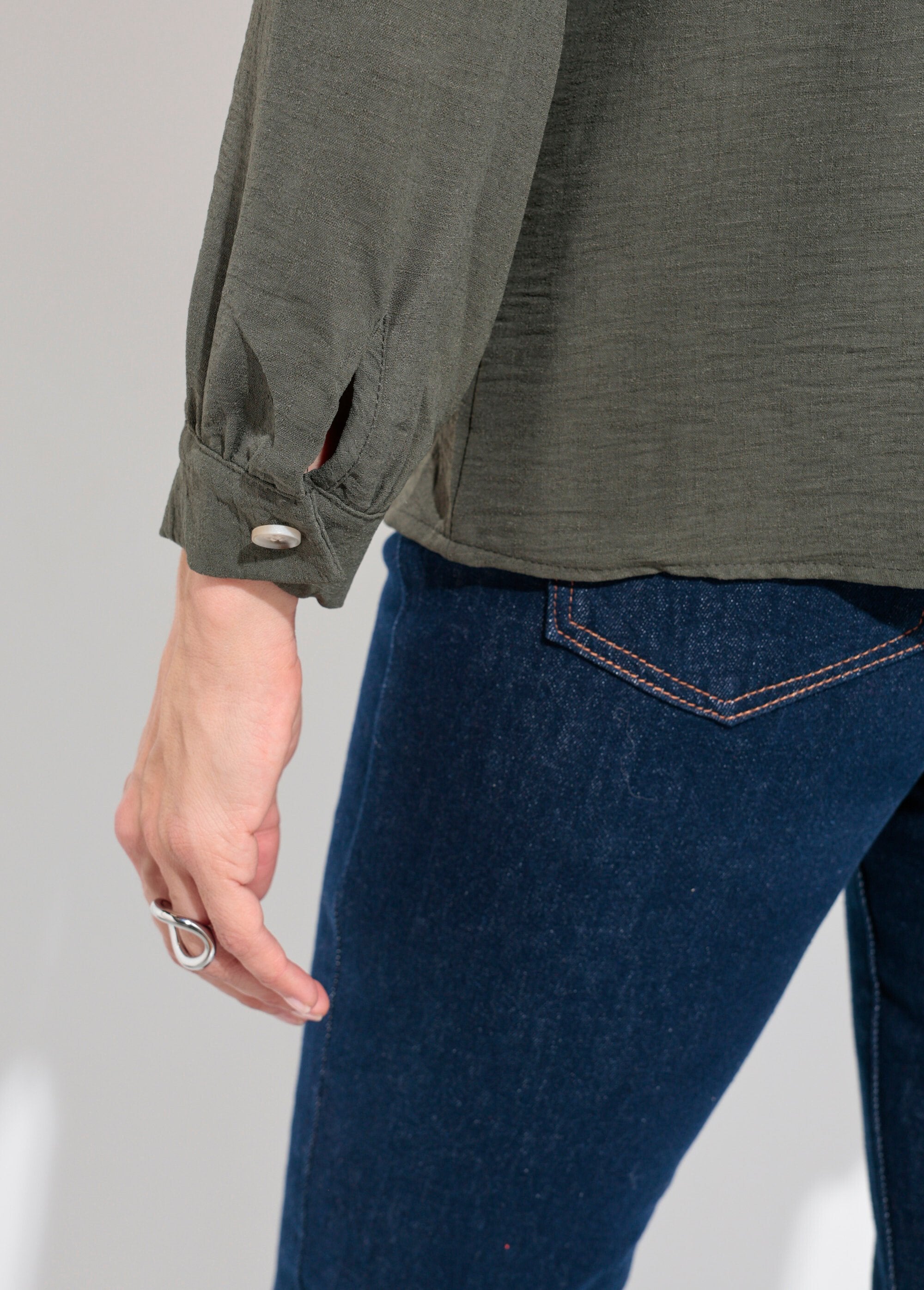 Túnica_abotoada_e_estampada_com_decote_em_V_Kaki_DE3_slim