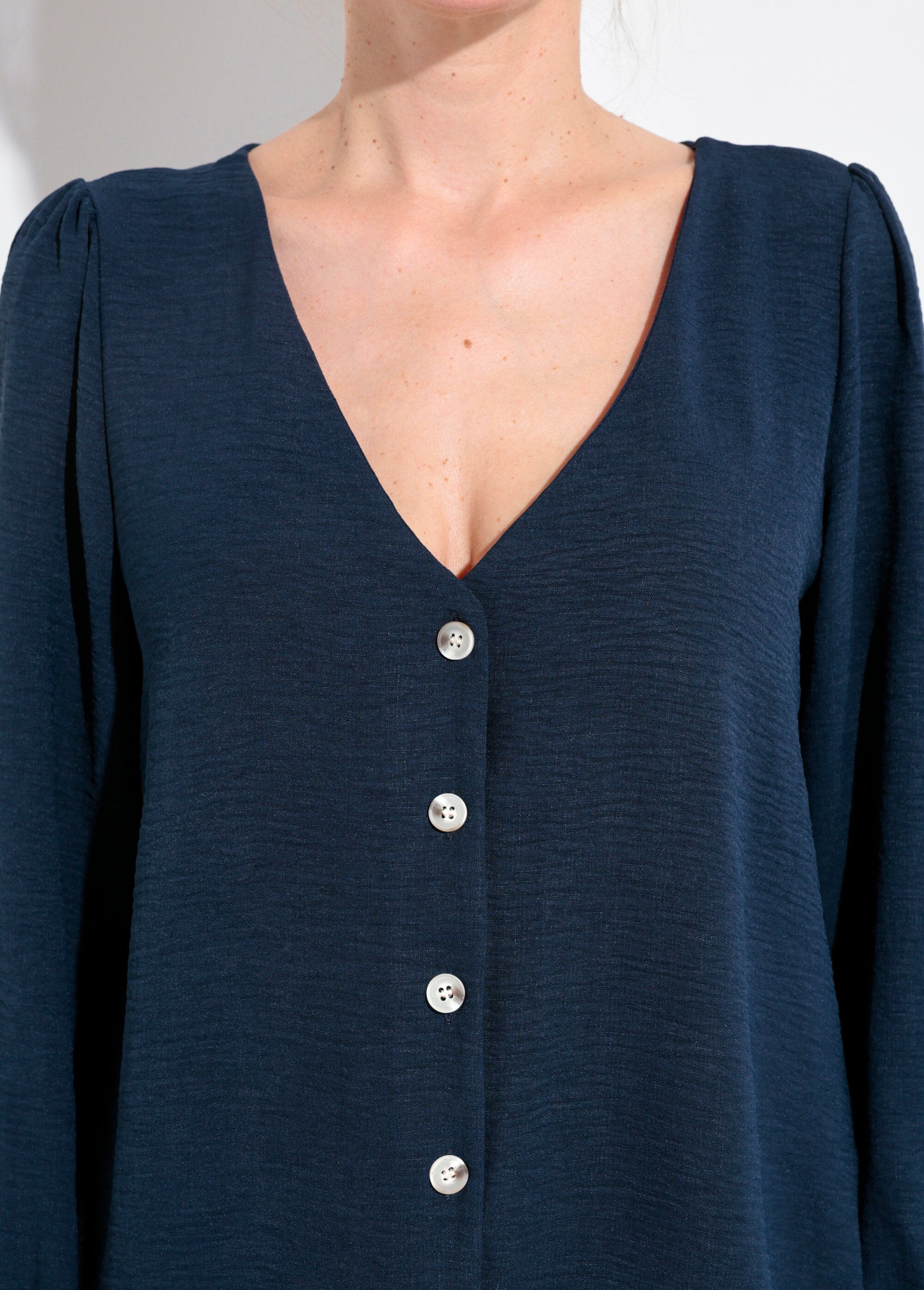 Túnica_abotoada_e_estampada_com_decote_em_V_Marine_DE1_slim