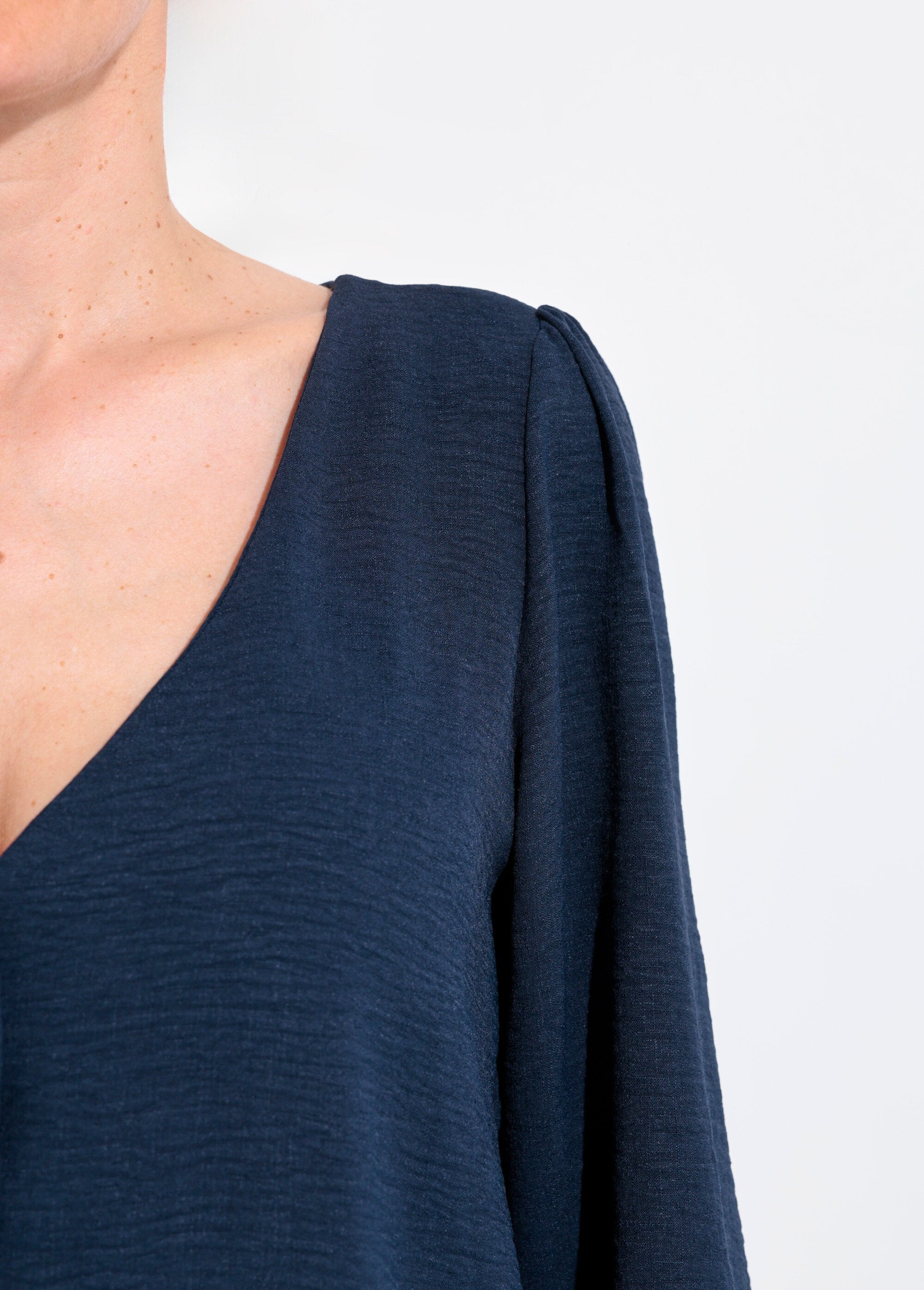 Túnica_abotoada_e_estampada_com_decote_em_V_Marine_DE2_slim