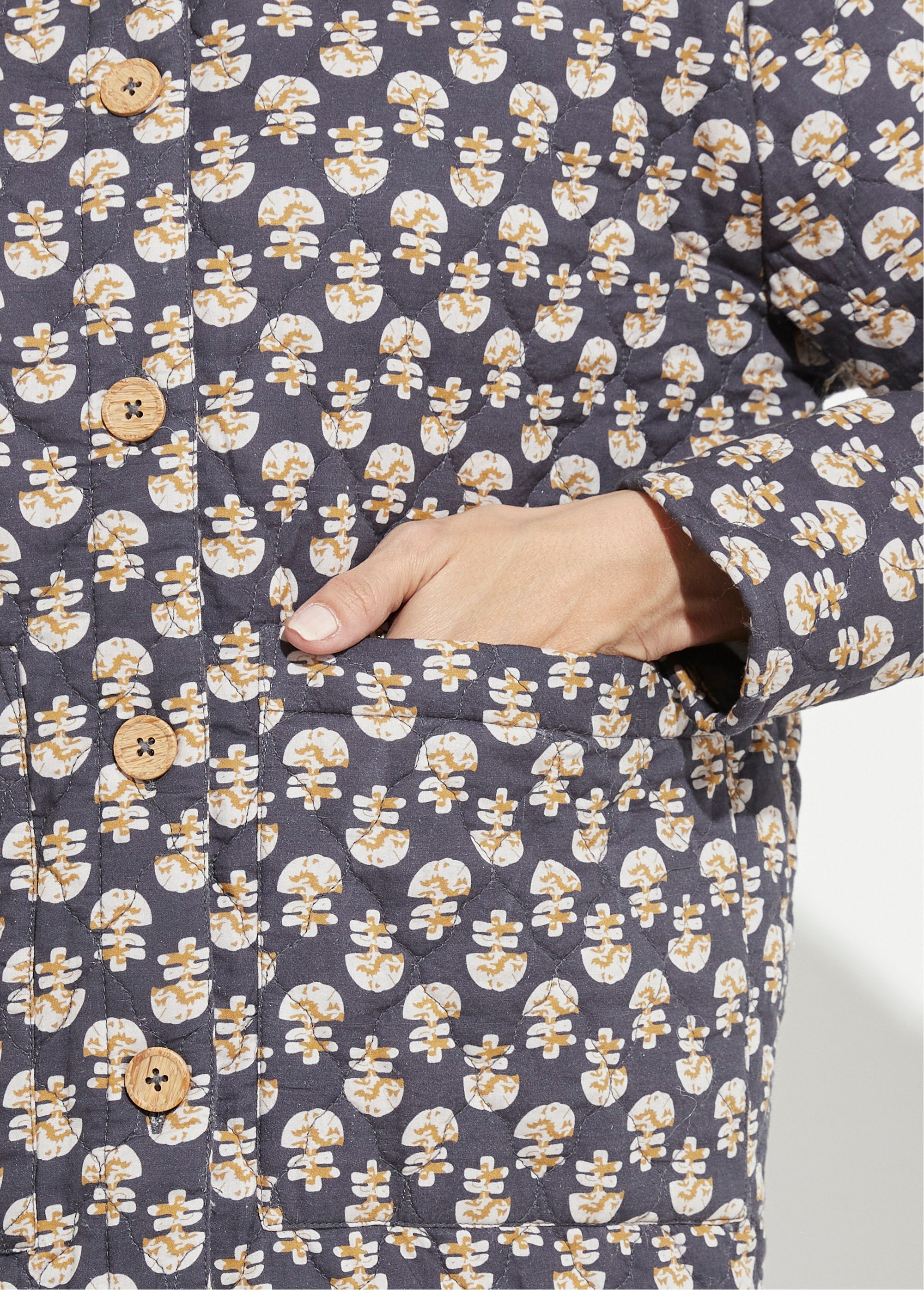 Jaqueta_acolchoada_estampada_com_botões_Gris_DE2_slim