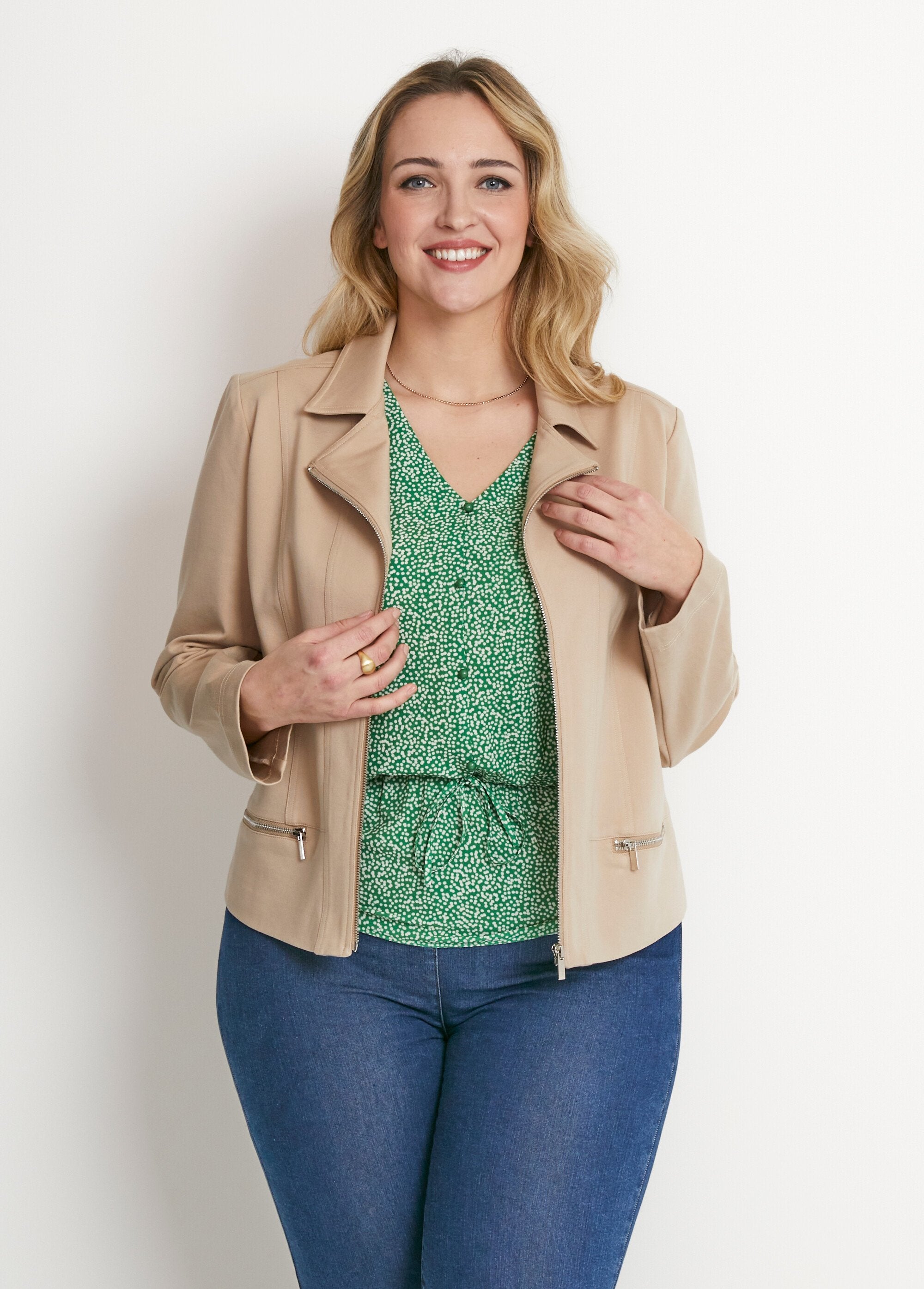 Casaco_curto_com_fecho_de_correr,_malha_direita_Areia_FA1_curvy