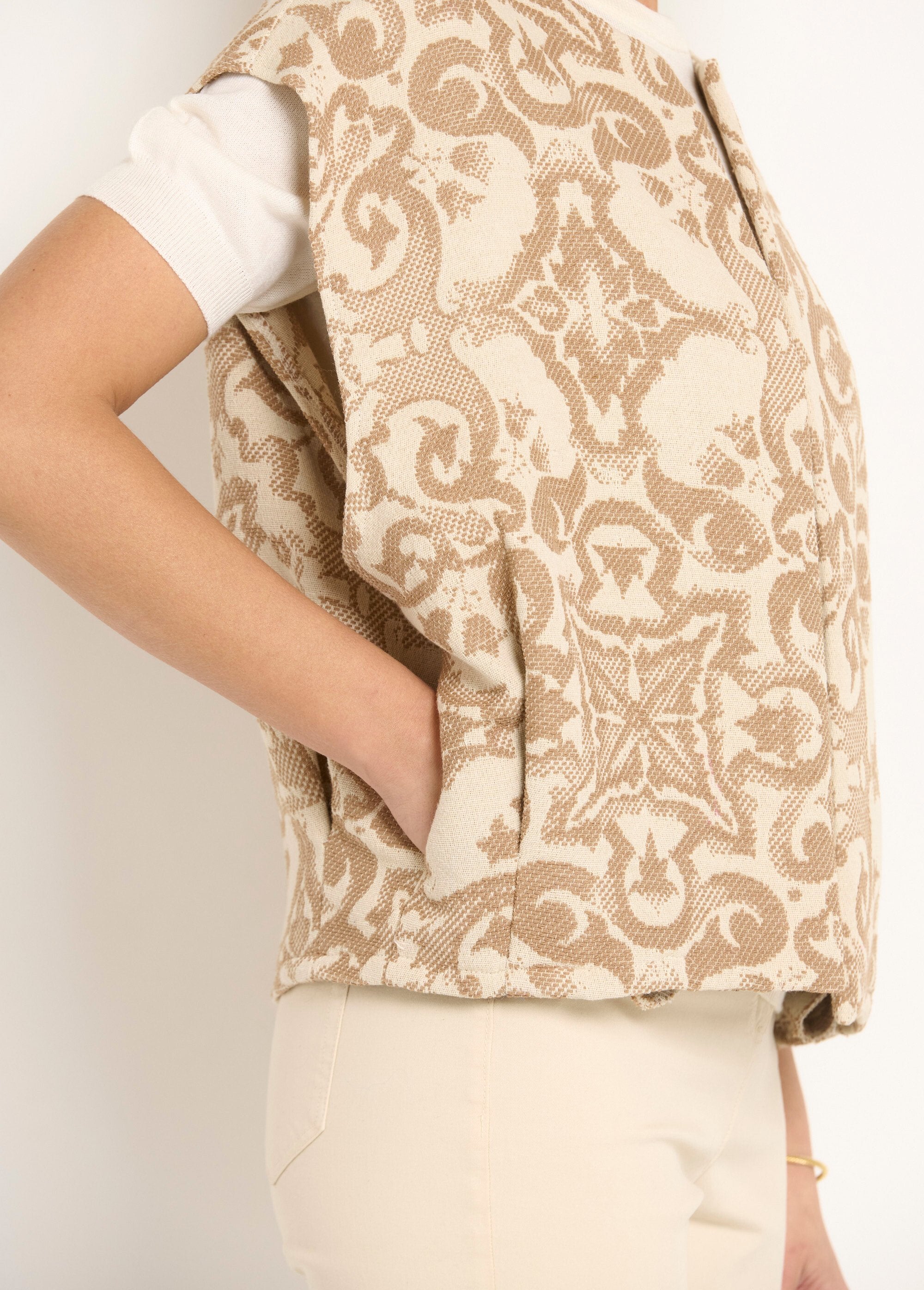 Casaco_jacquard_sem_mangas_com_gola_redonda_Beige_DE2_slim