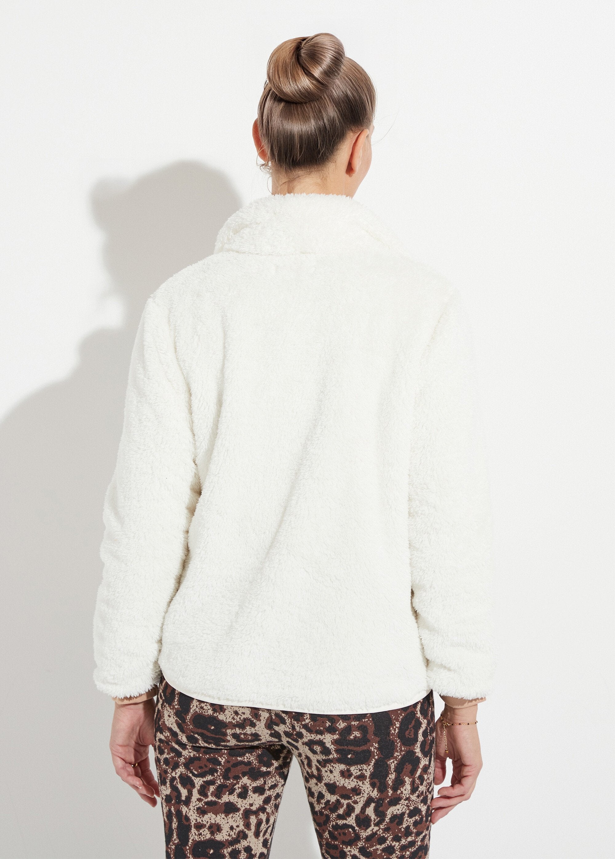 Casaco_de_pele_sintética_com_gola_subida,_mangas_compridas_Ecru_DO1_slim