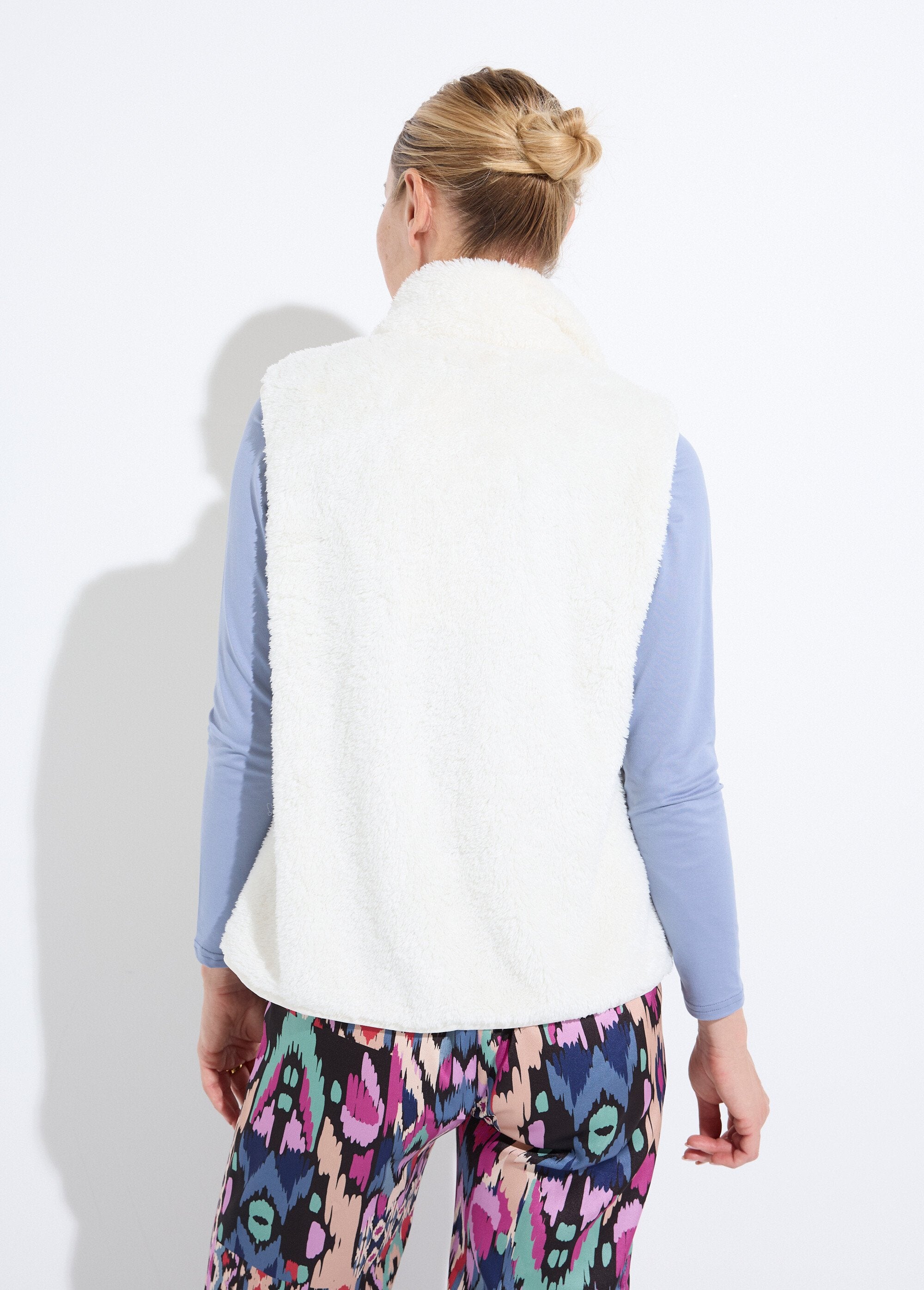 Casaco_de_pele_sintética_sem_mangas_com_gola_subida_Ecru_DO1_slim