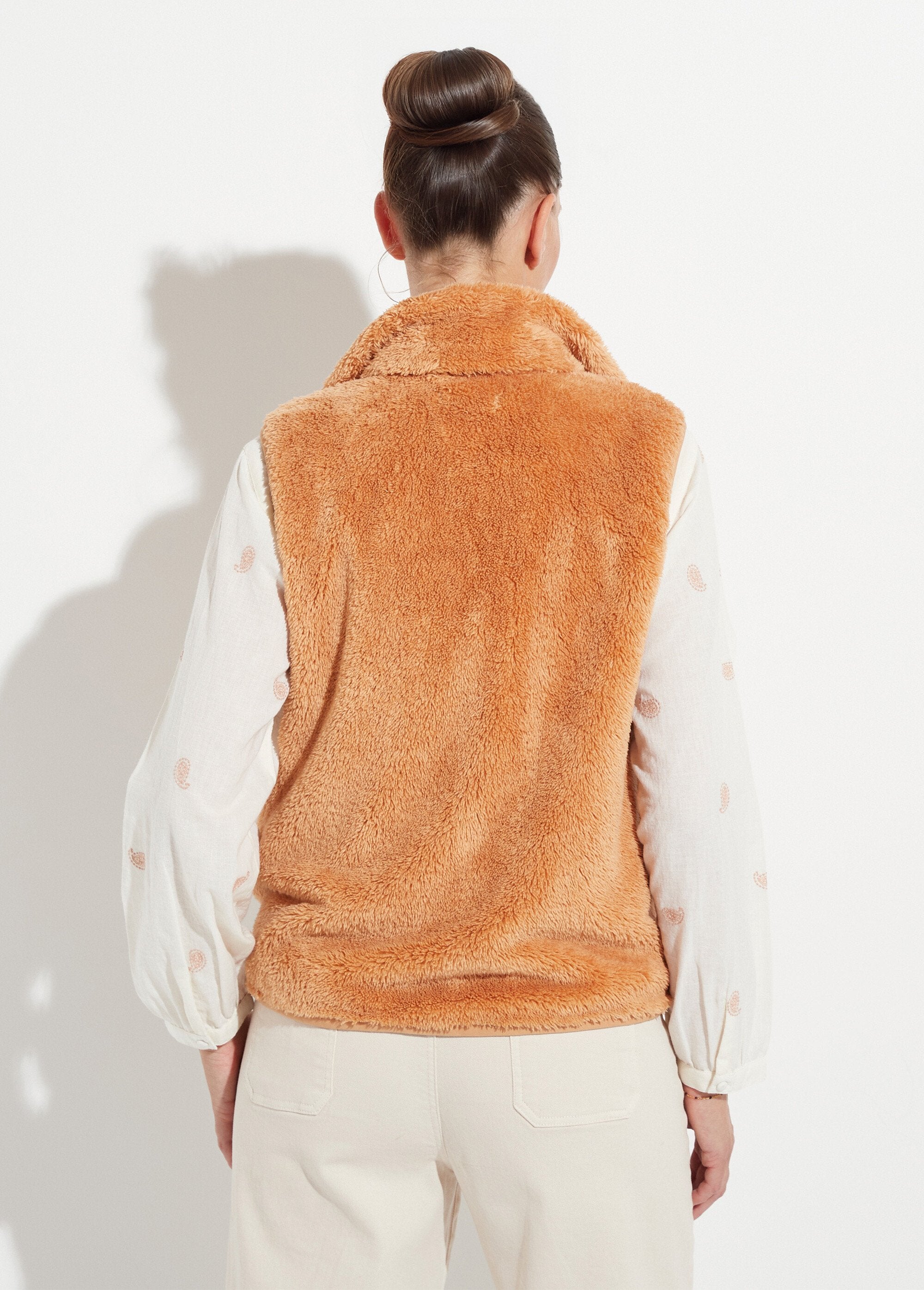 Casaco_de_pele_sintética_sem_mangas_com_gola_subida_Chamois_DO1_slim