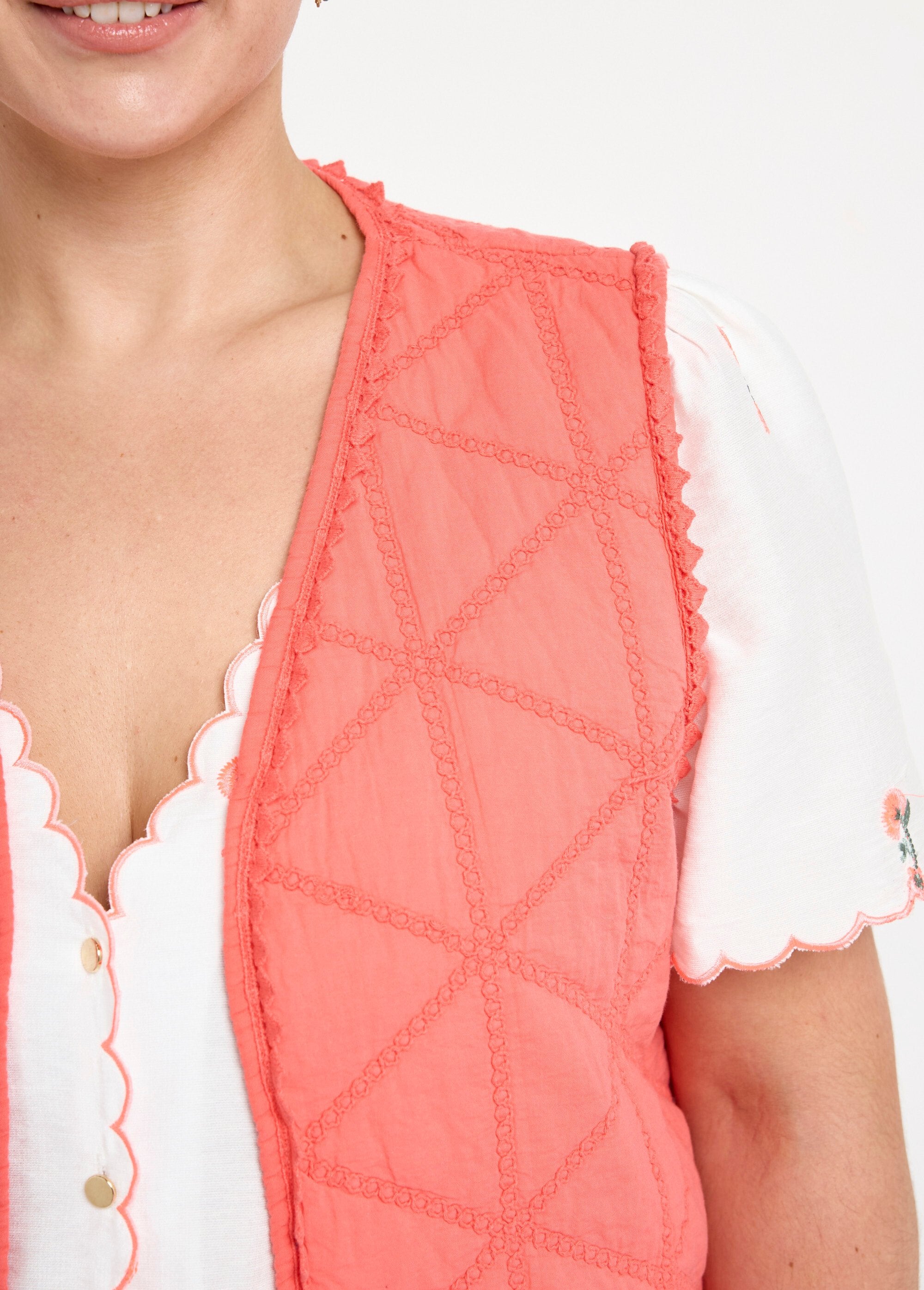 Jaqueta_acolchoada_bordada_sem_mangas_Corail_DE1_curvy