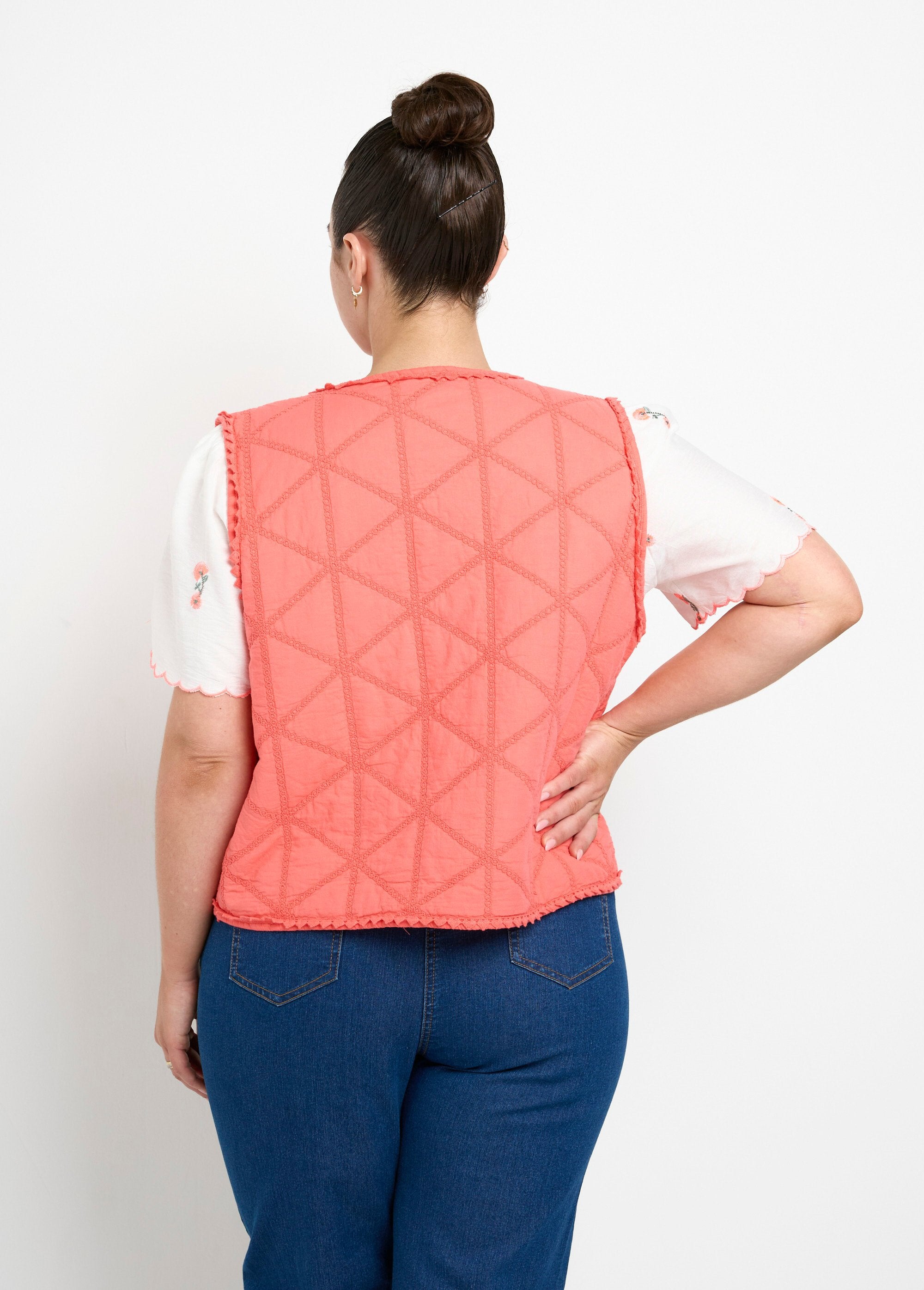 Jaqueta_acolchoada_bordada_sem_mangas_Corail_DO1_curvy