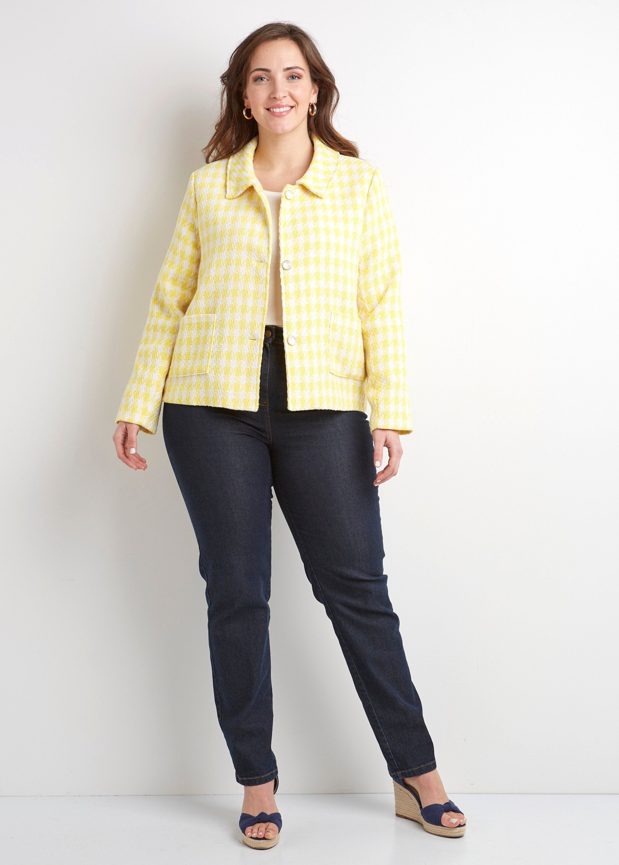 Casaco_curto_com_padrão_houndstooth_Jaune_et_blanc_SF1_curvy