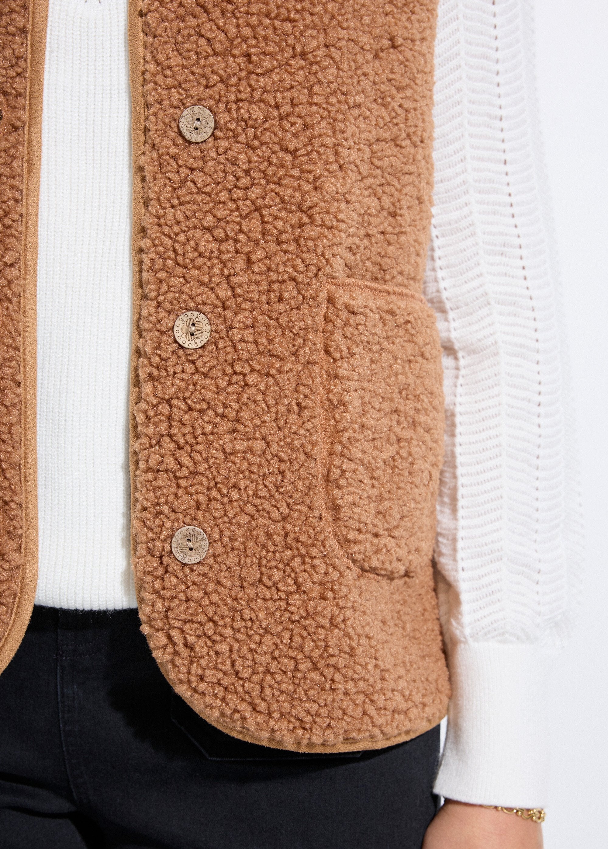 Casaco_em_sherpa_sem_mangas_com_forro_aveludado_Caramel_DE1_slim