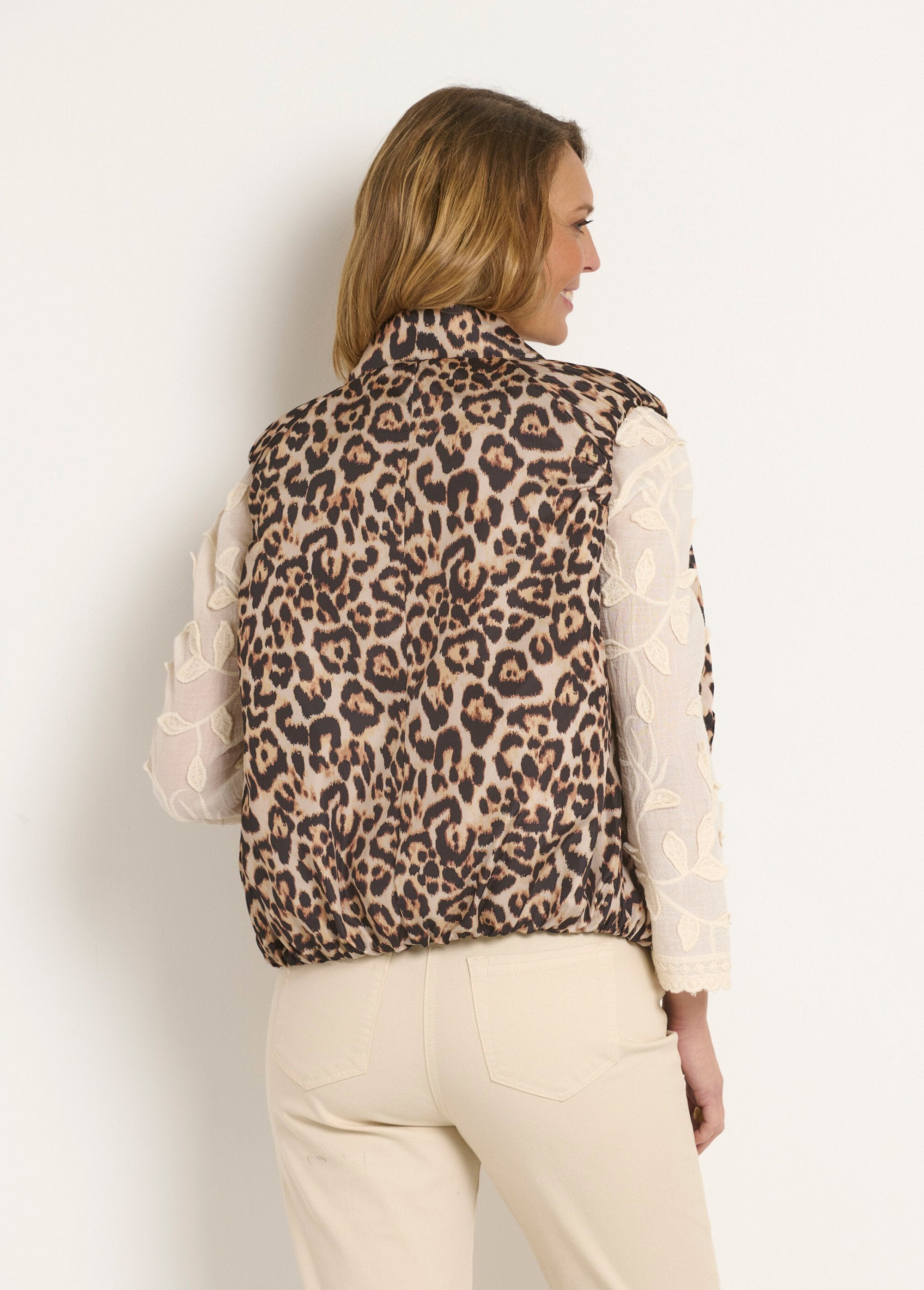 Jaqueta_de_cetim_acolchoada_com_estampa_de_leopardo_sem_mangas_Leopard_DO1_slim