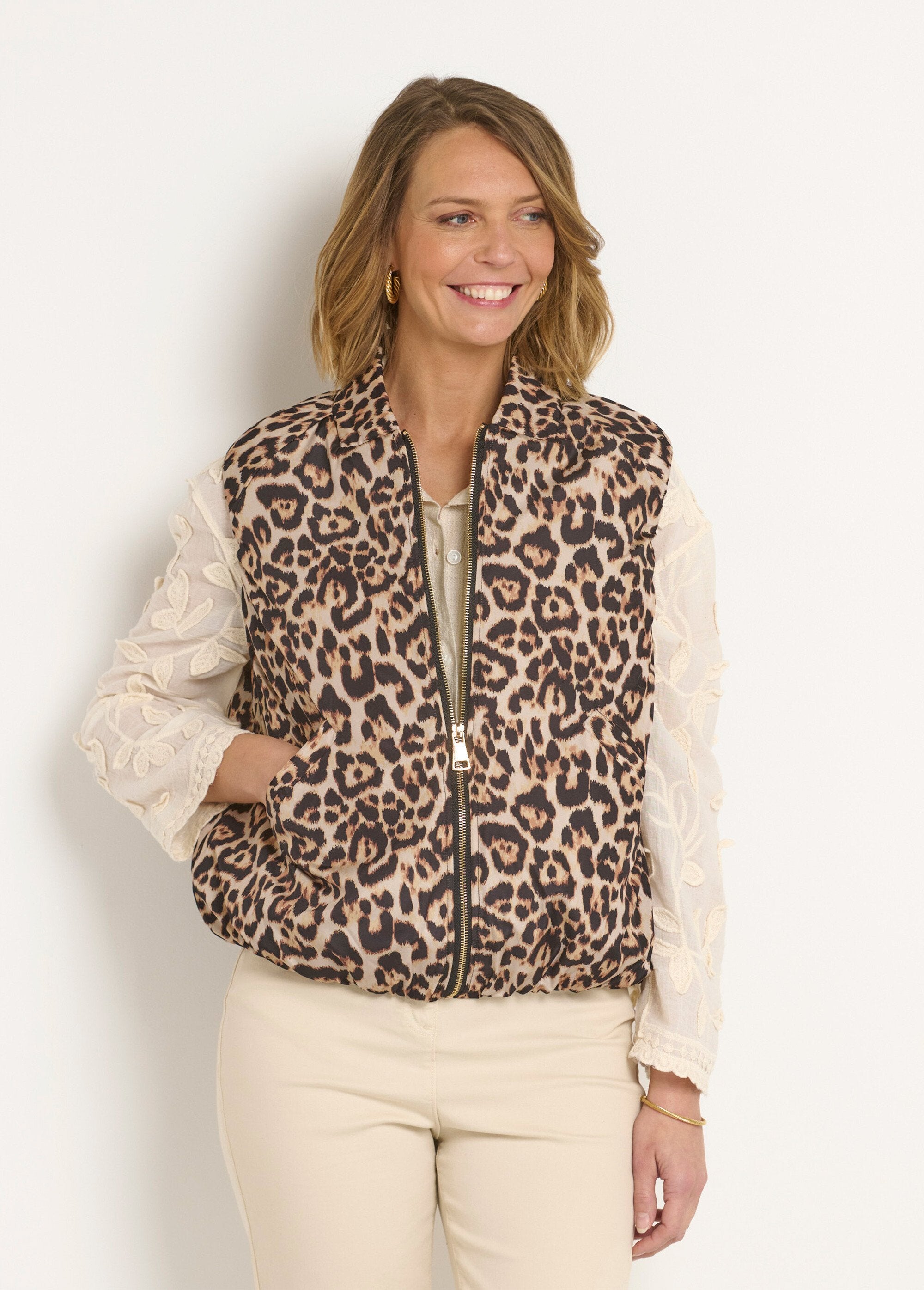 Jaqueta_de_cetim_acolchoada_com_estampa_de_leopardo_sem_mangas_Leopard_FA1_slim