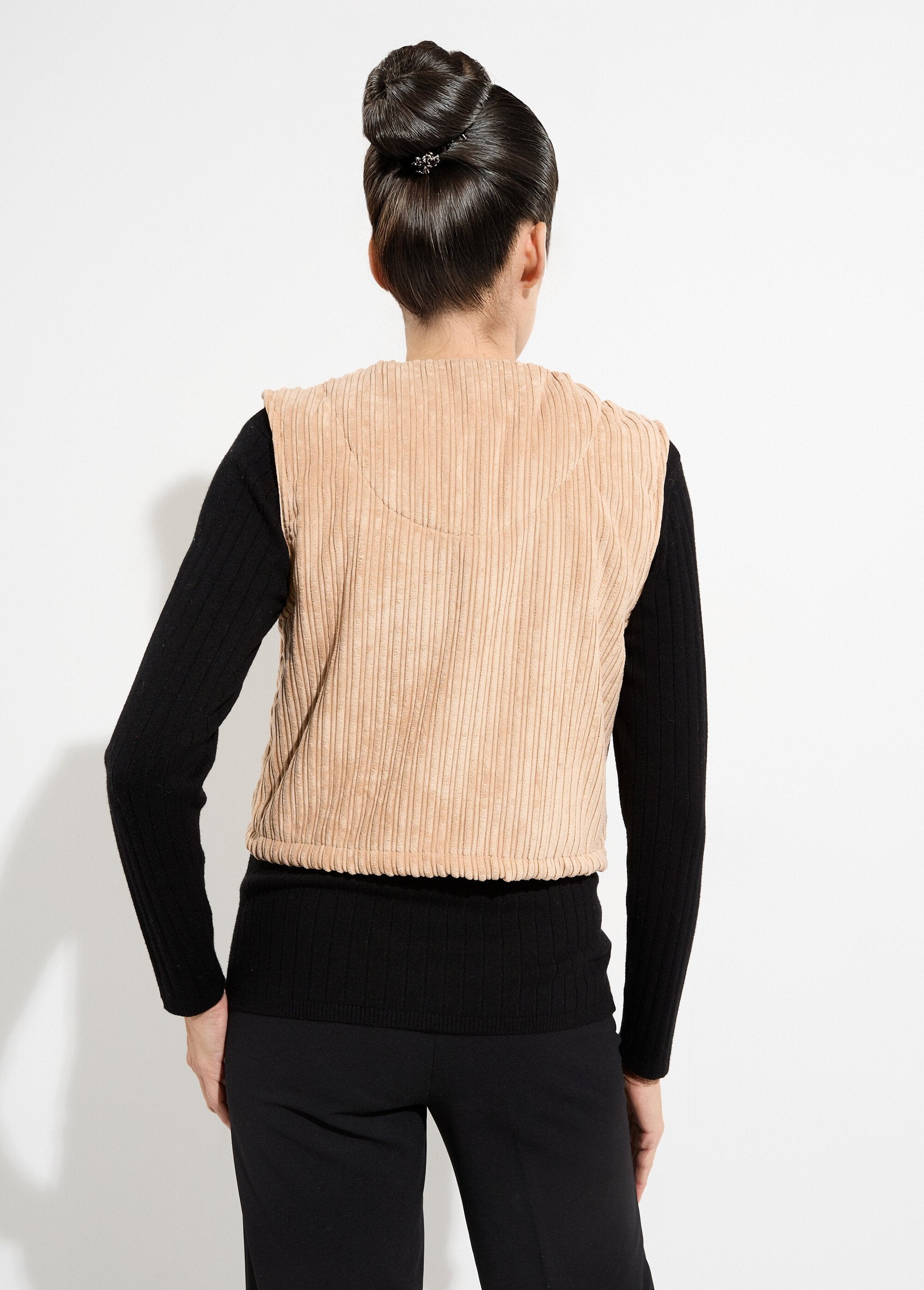 Casaco_de_veludo_sem_mangas_com_decote_em_V_e_fecho_de_correr_Camel_DO1_slim