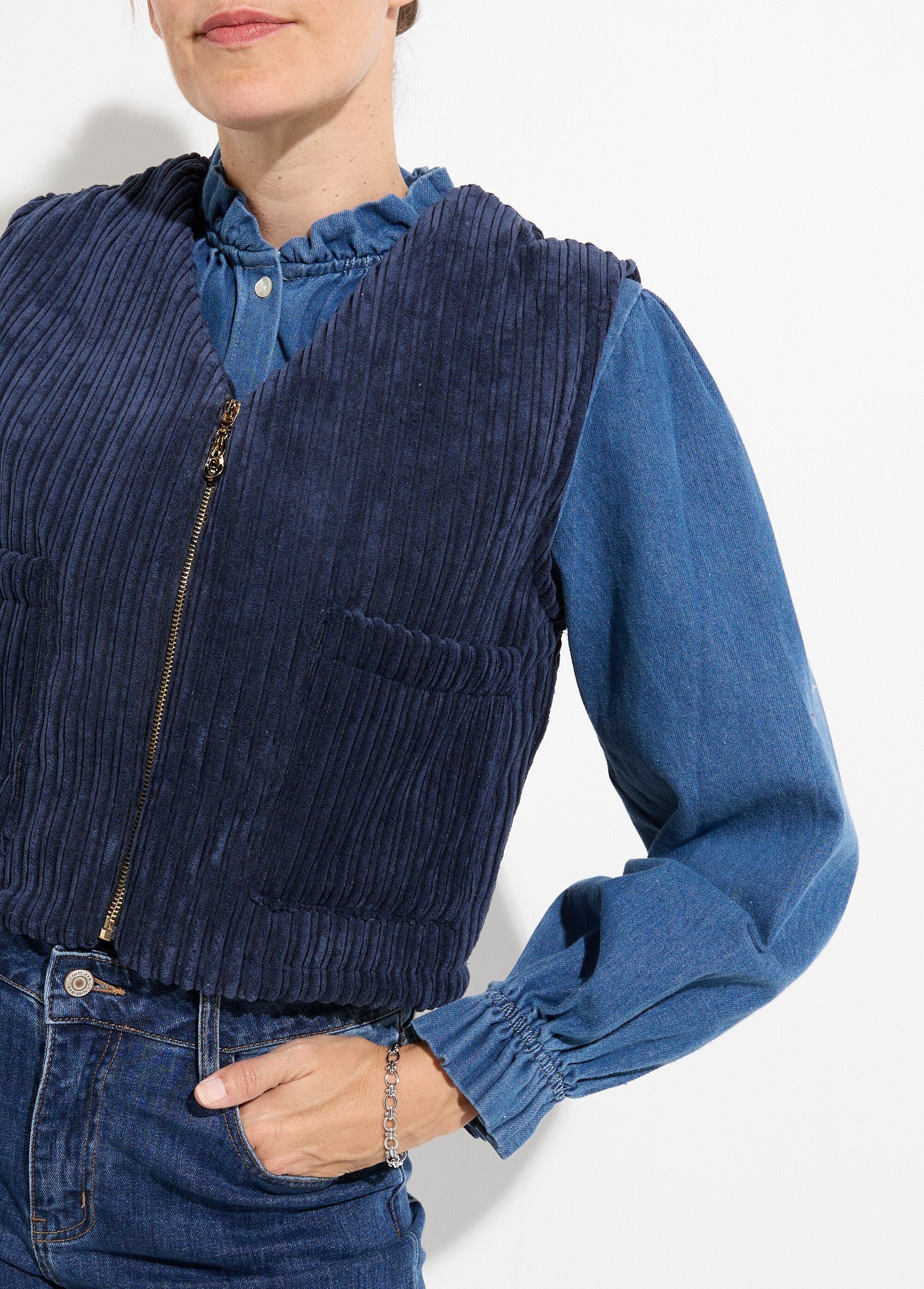 Casaco_de_veludo_sem_mangas_com_decote_em_V_e_fecho_de_correr_Marine_DE1_slim