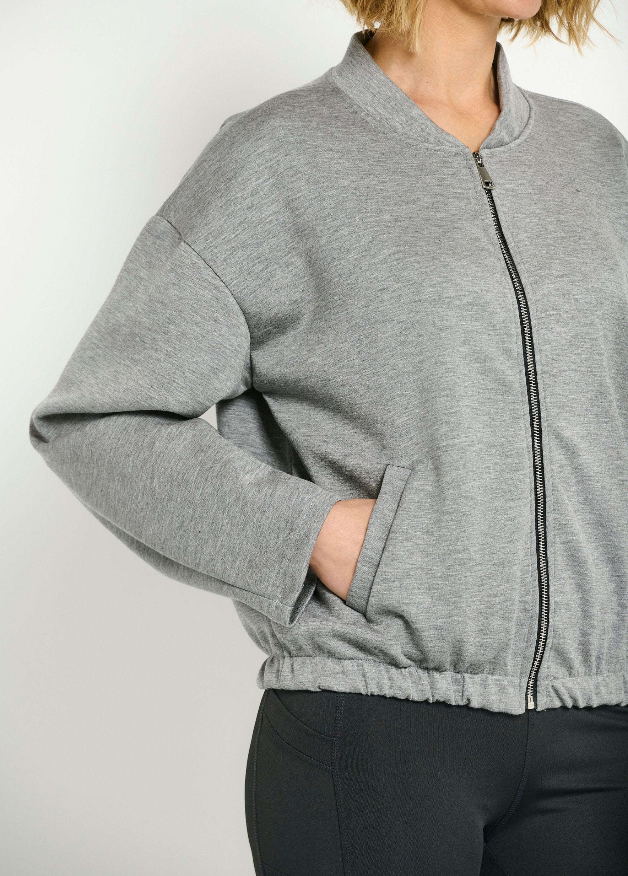 Casaco_estilo_peluche_com_fecho_de_correr_para_maior_conforto_Gris_DE2_slim