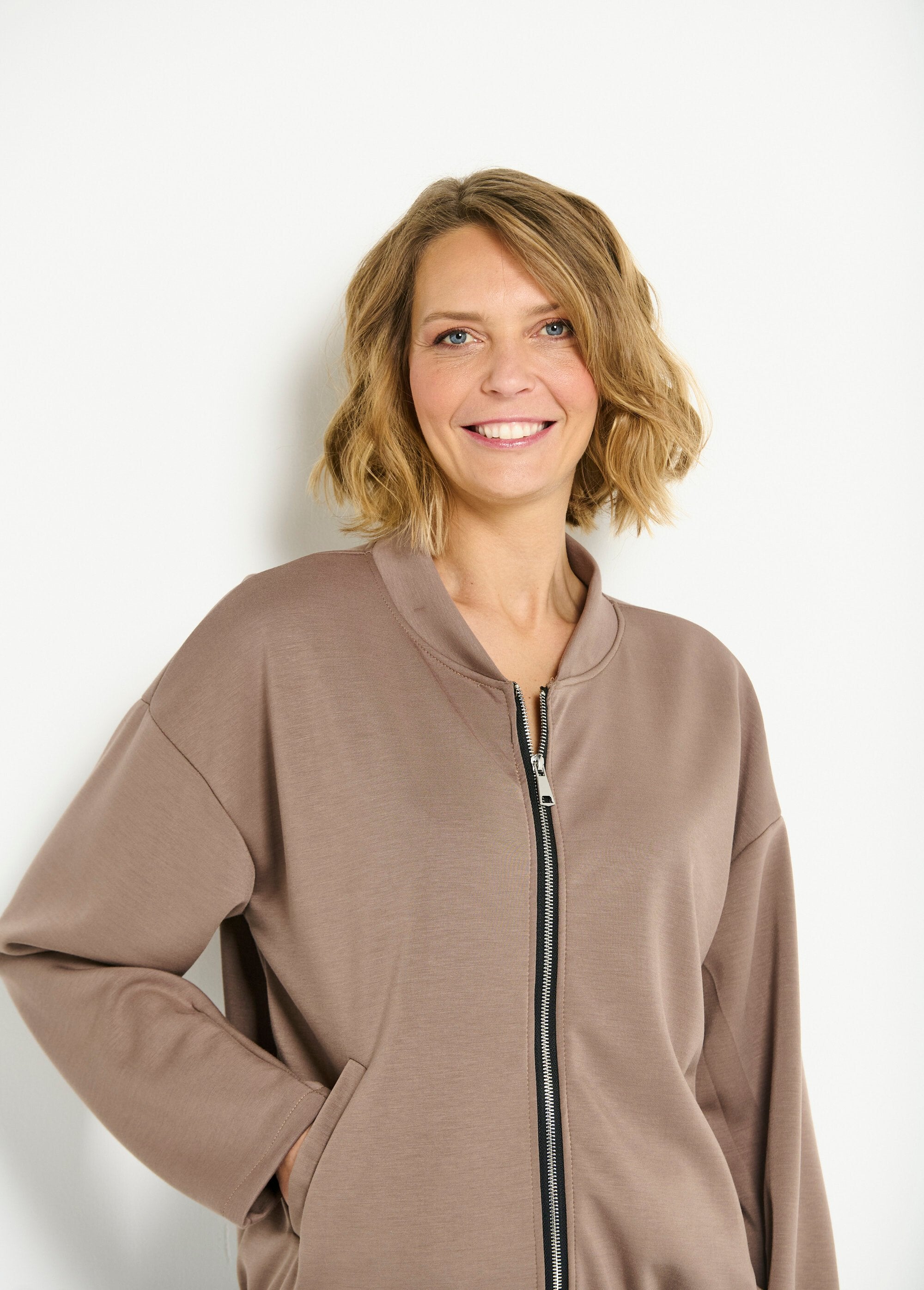 Casaco_estilo_peluche_com_fecho_de_correr_para_maior_conforto_Taupe_DE1_slim