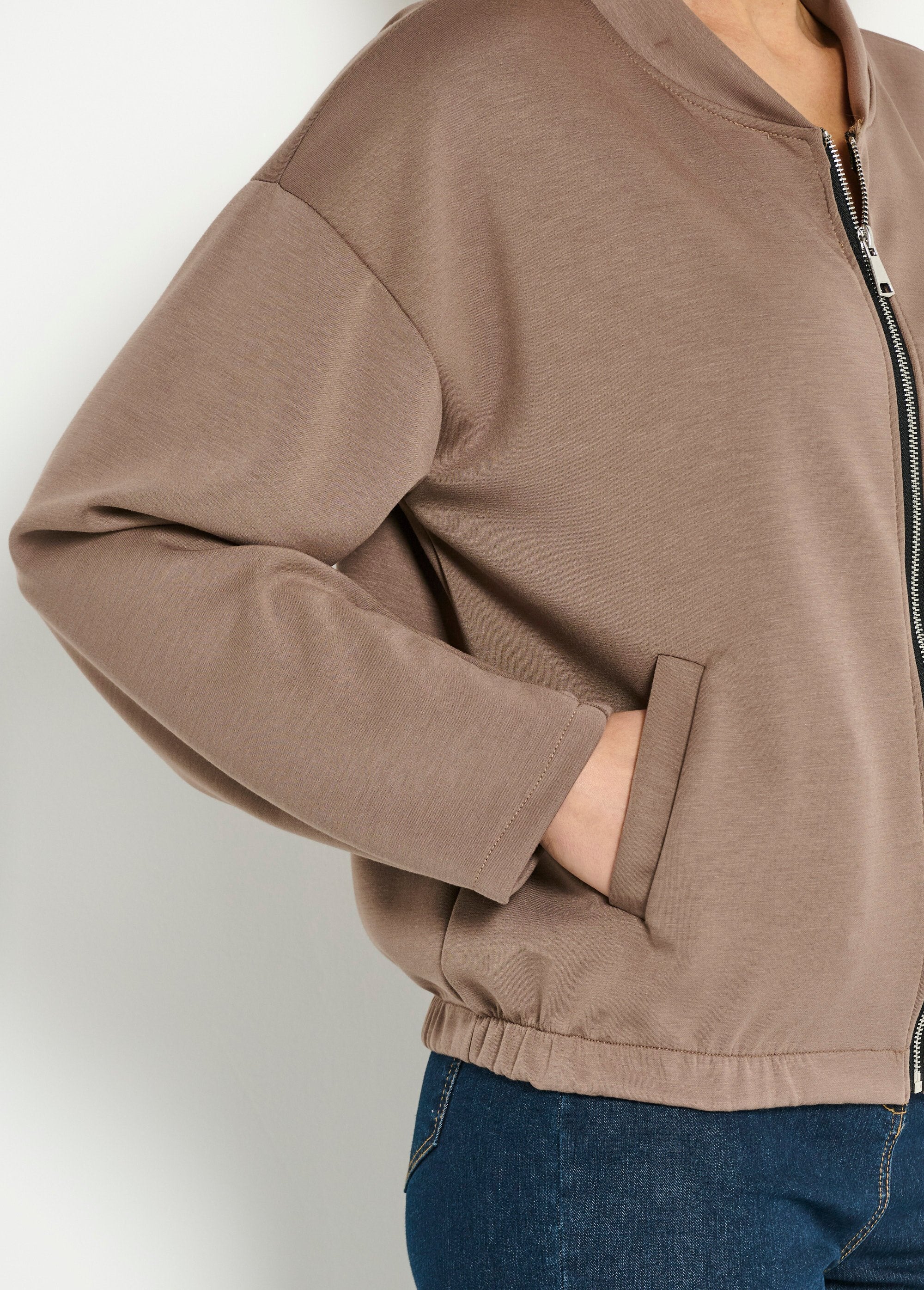 Casaco_estilo_peluche_com_fecho_de_correr_para_maior_conforto_Taupe_DE2_slim