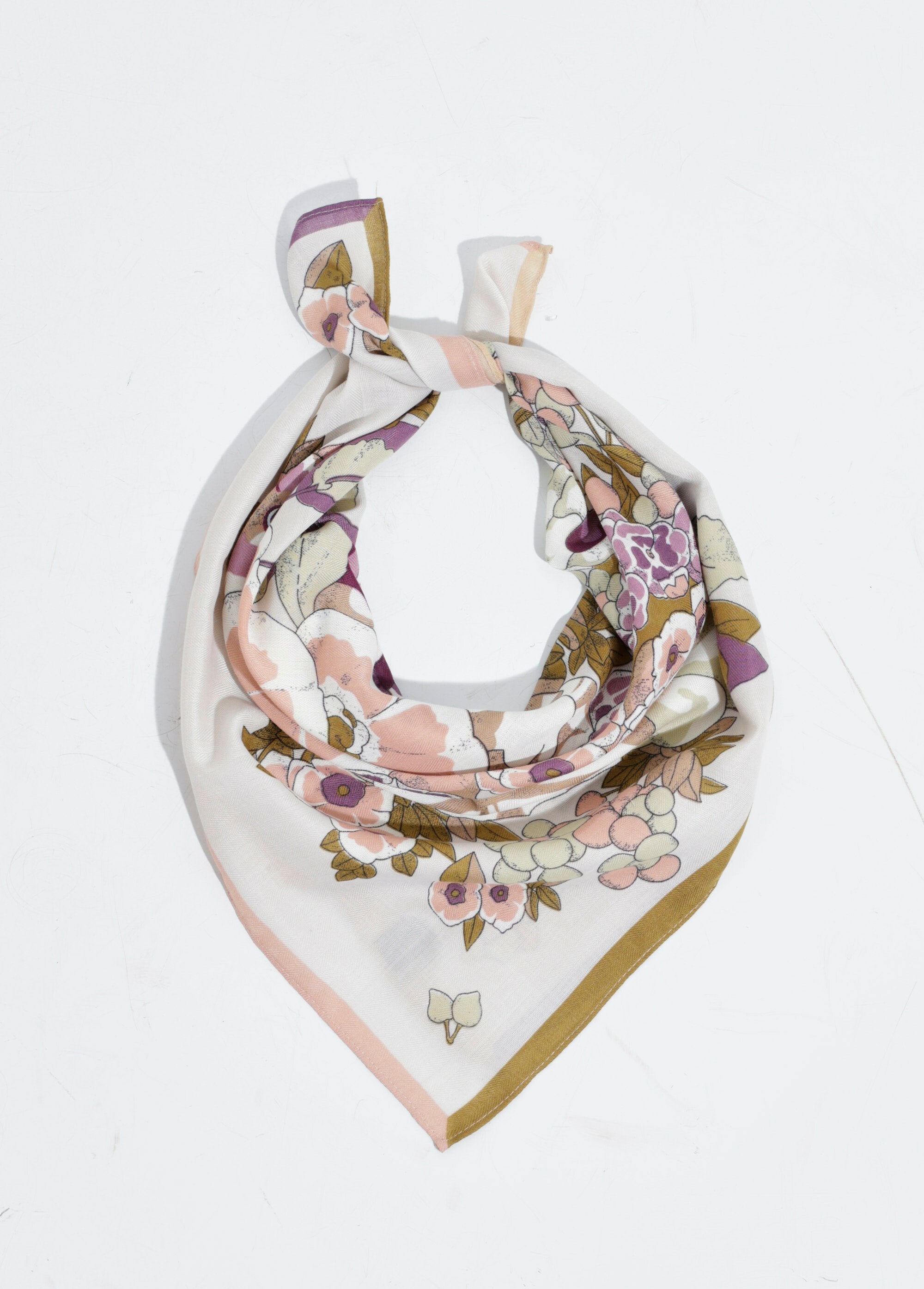 Cachecol_quadrado,_estampa_floral_de_hortênsia_Ecru_et_violet_FA1_slim