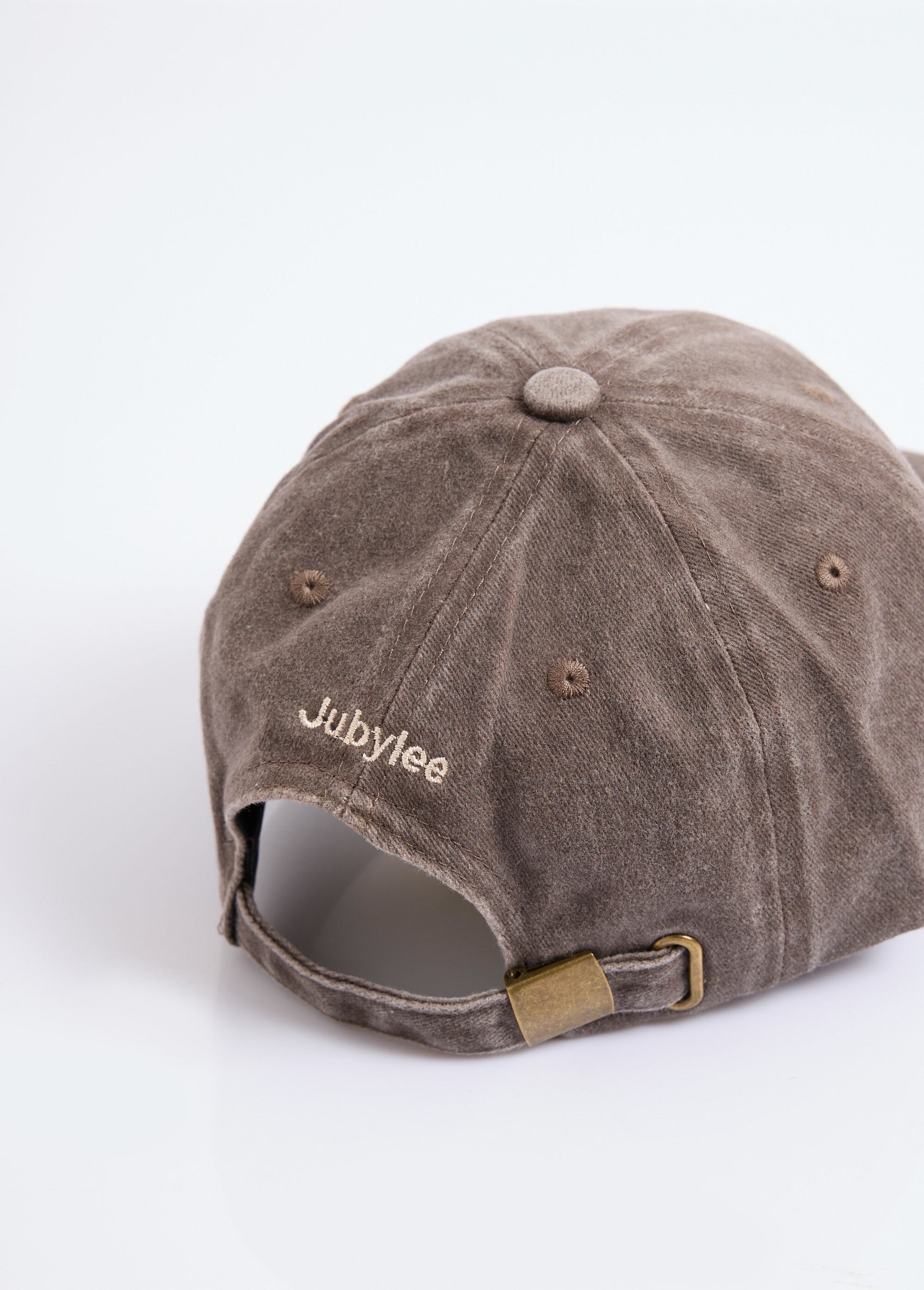 Boné_em_ganga_usada,_bordado_com_corações_Marron_DE1_slim