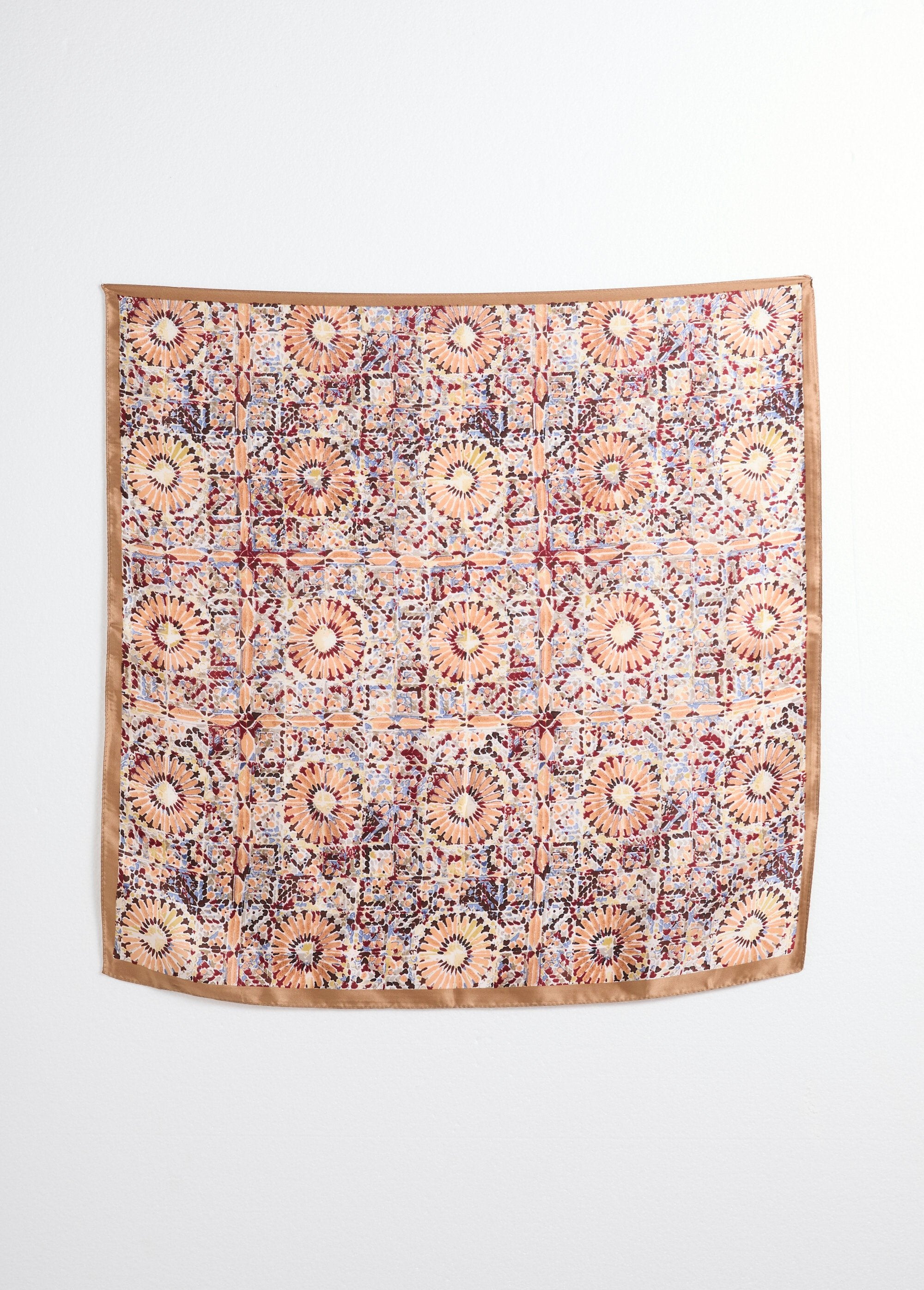 Foulard_en_satin_avec_imprimé_azulejos_Camel_imprime_DE1_slim