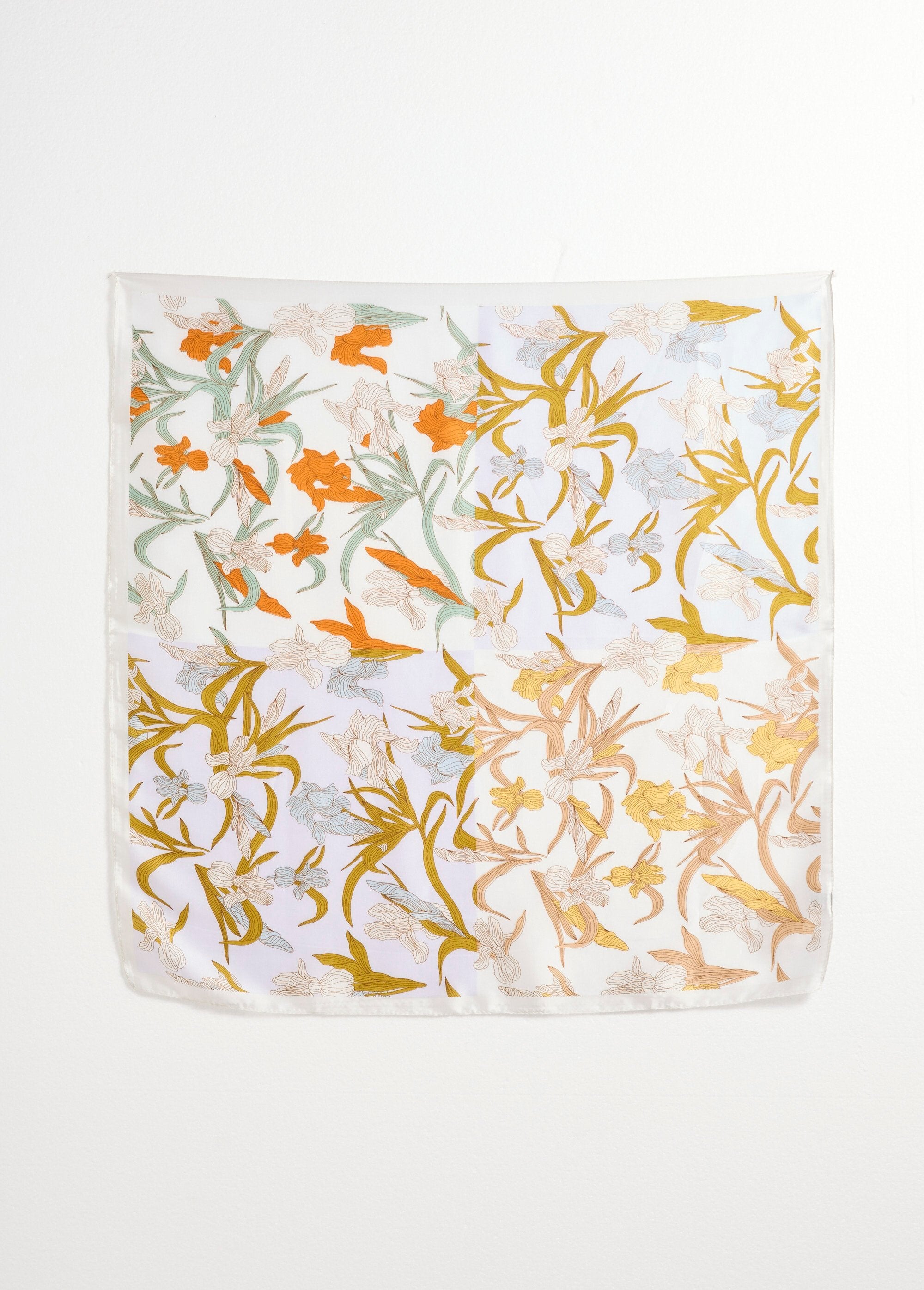 Foulard_en_satin_avec_imprimé_iris_Ecru_imprime_DE1_slim