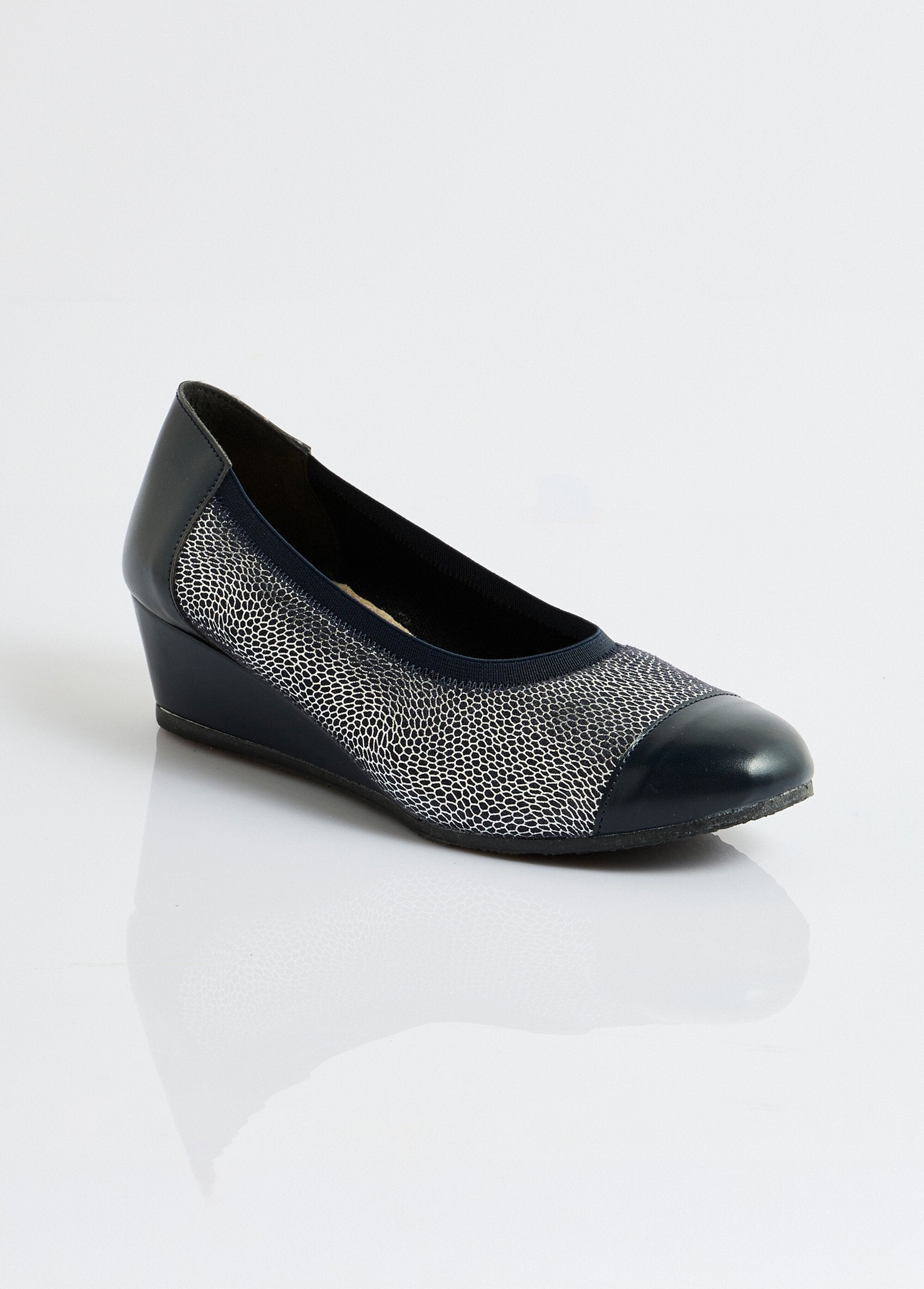 Bailarinas_de_cunha_de_couro_com_largura_confortável_de_dois_materiais_Marine_FA1_slim