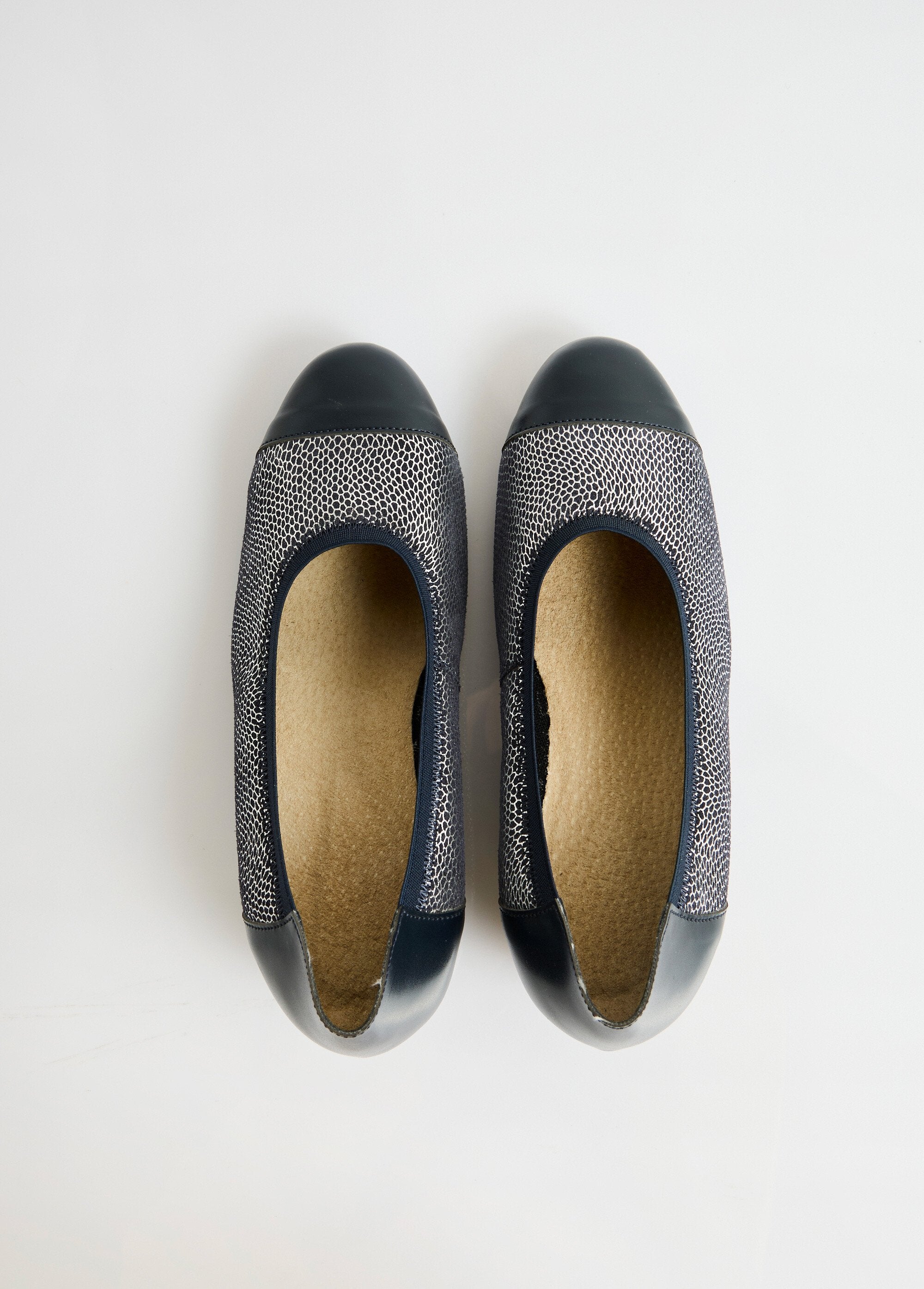 Bailarinas_de_cunha_de_couro_com_largura_confortável_de_dois_materiais_Marine_OV1_slim