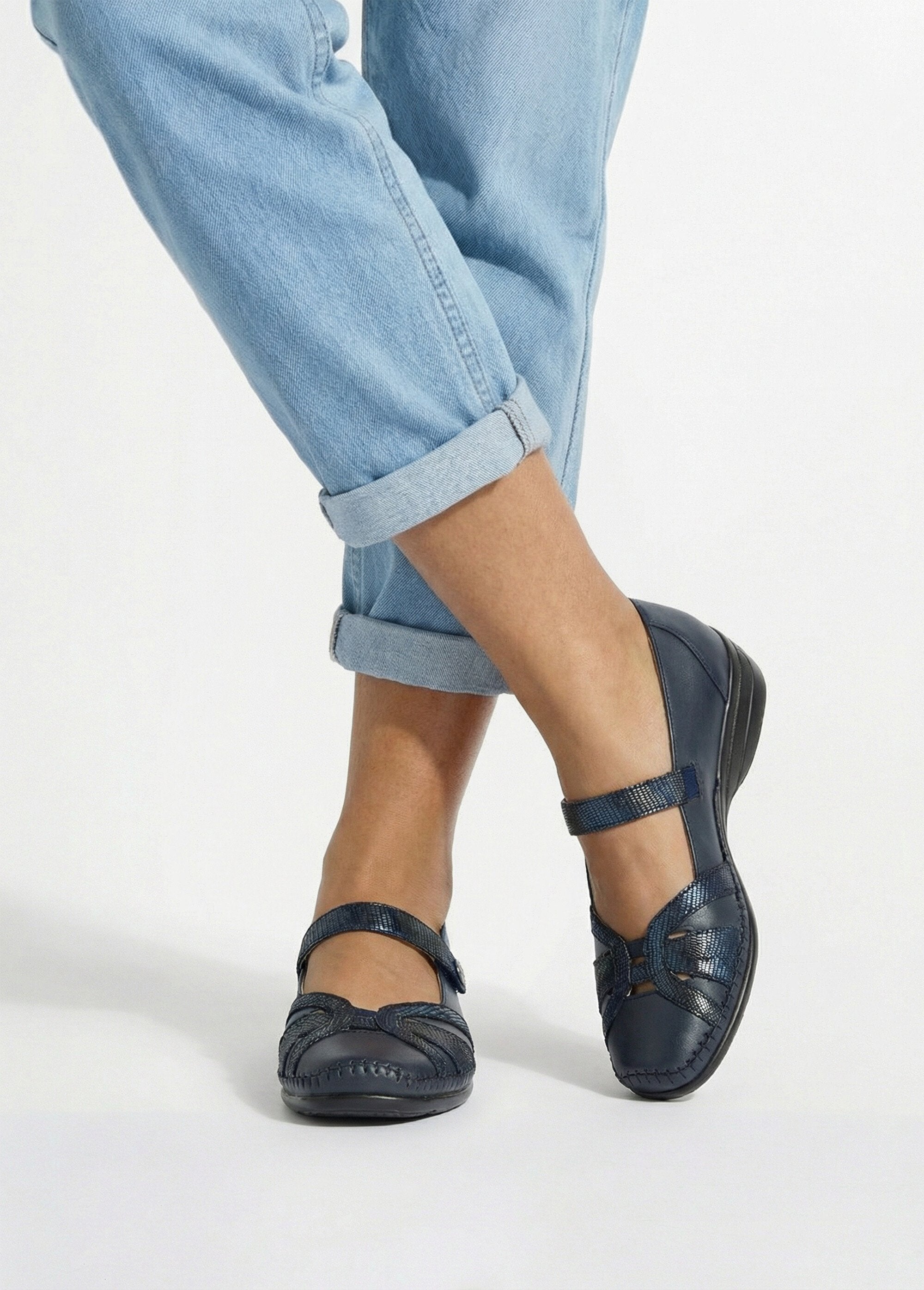 Bailarinas_de_couro_com_largura_confortável_e_velcro_Marine_SF1_slim