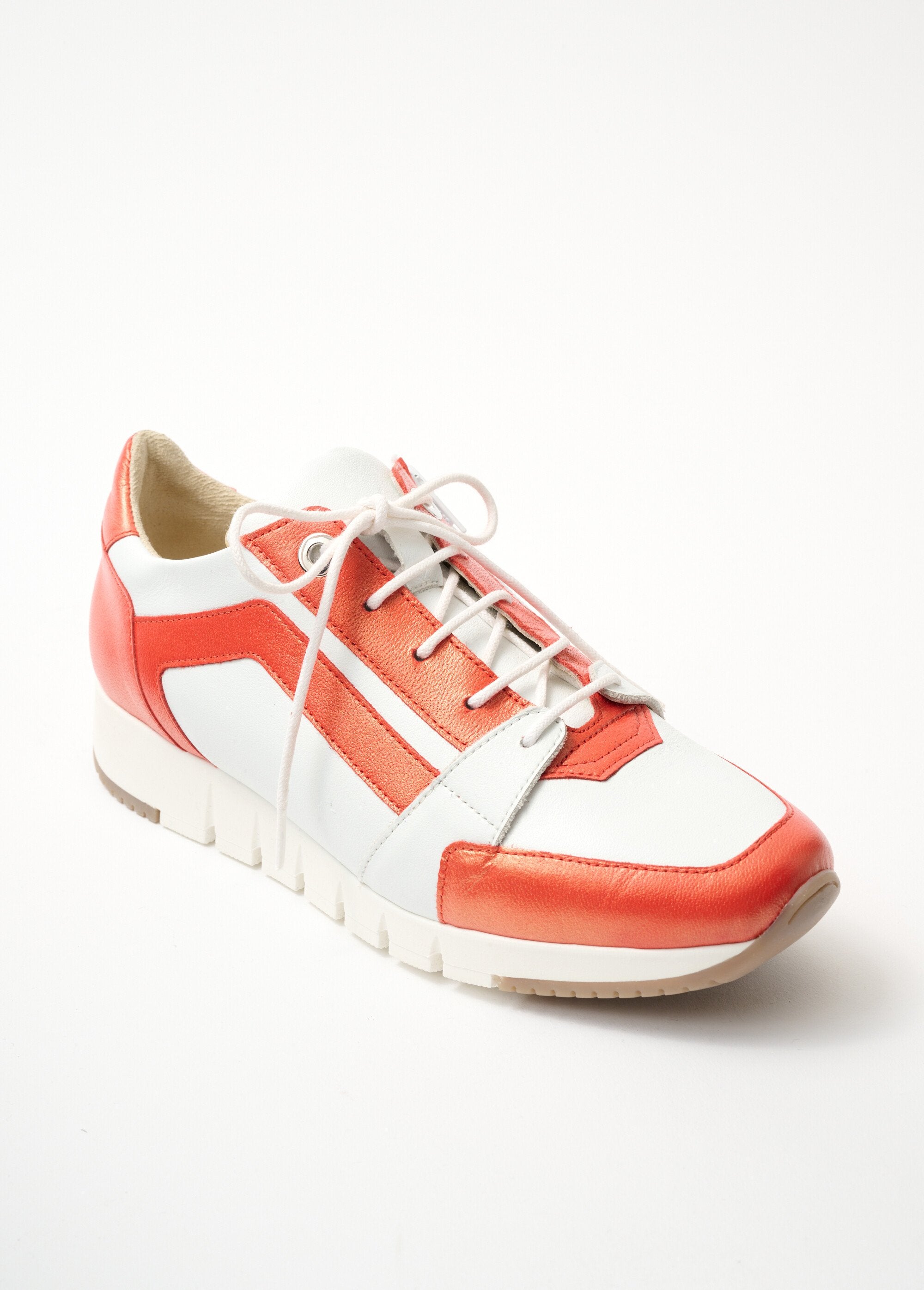 Tênis_com_largura_confortável_em_couro_bicolor_Laranja_e_branco_FA1_slim