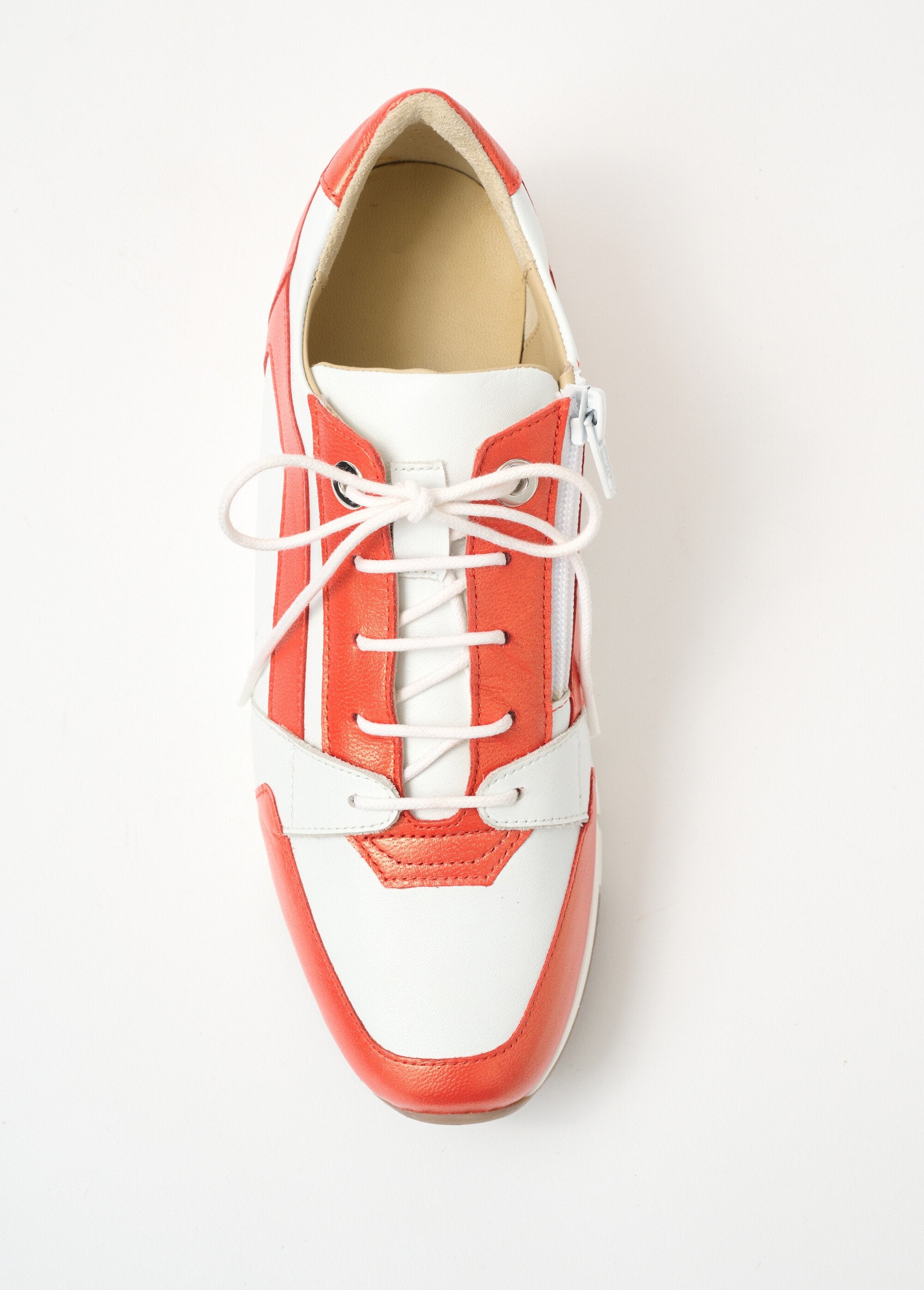 Tênis_com_largura_confortável_em_couro_bicolor_Laranja_e_branco_OV1_slim