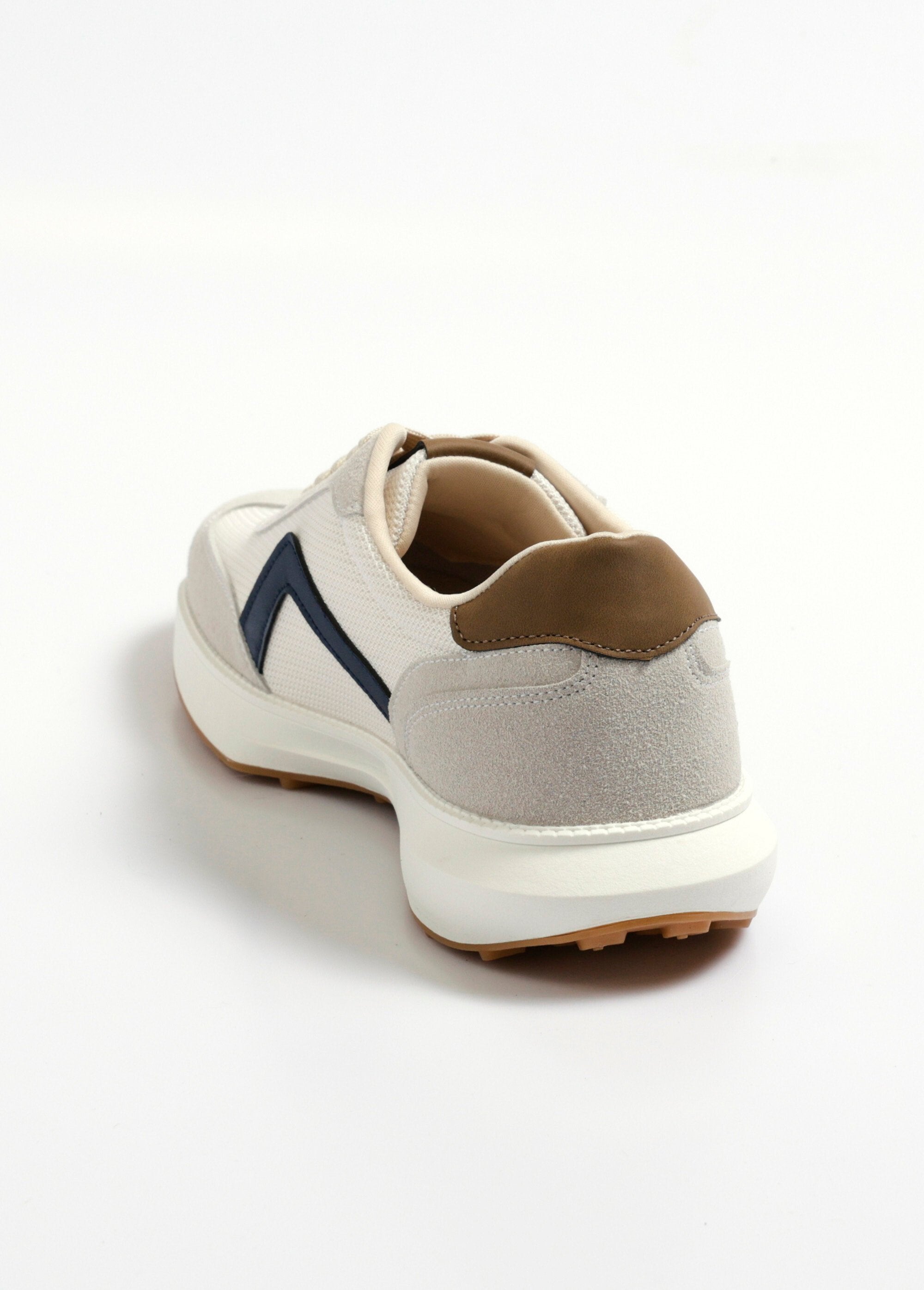 Tênis_estilo_jogger_bicolor_e_bimaterial_Beige_DO1_slim