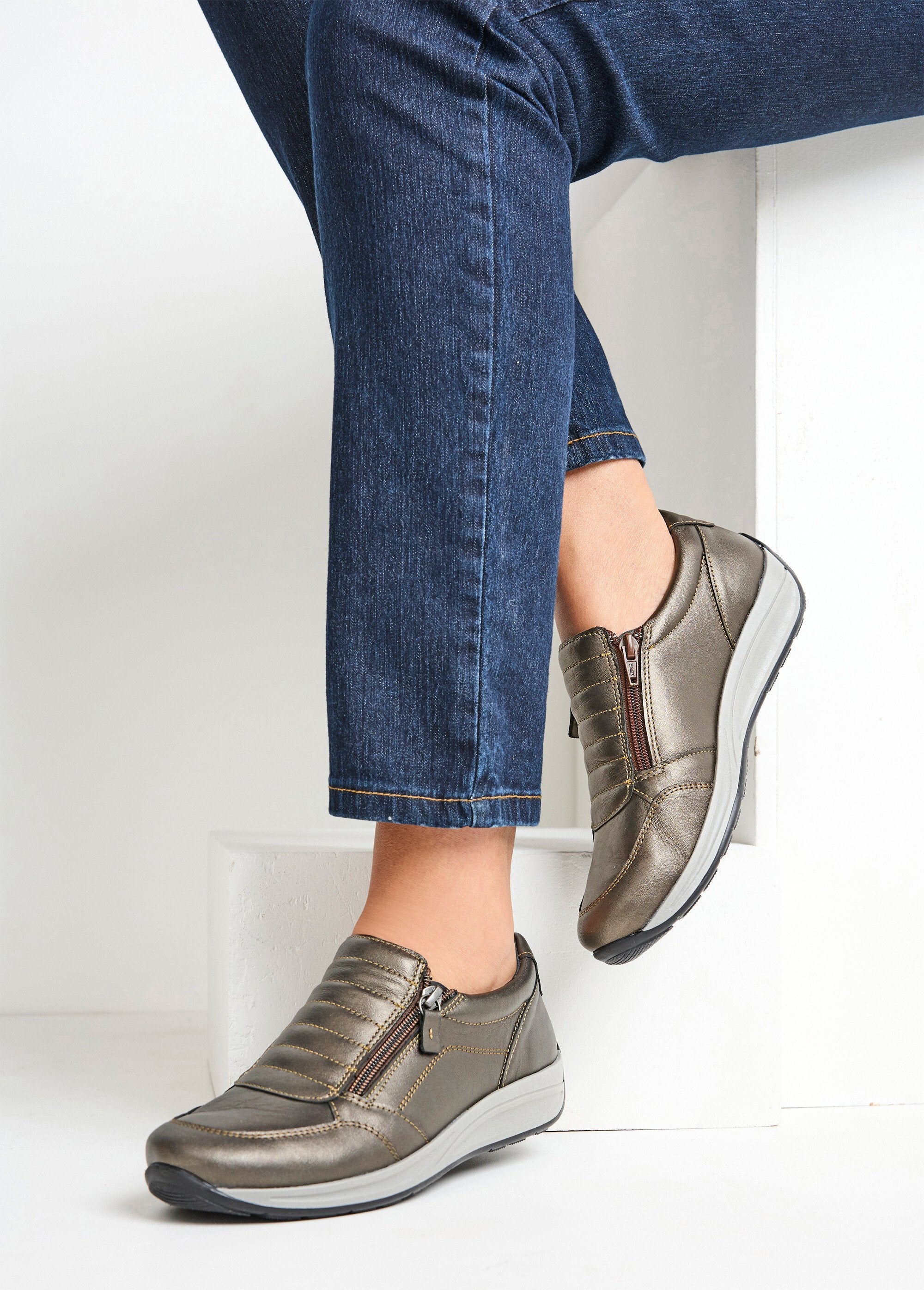 Tênis_de_couro_com_zíper_largo_Bronze_SF1_slim