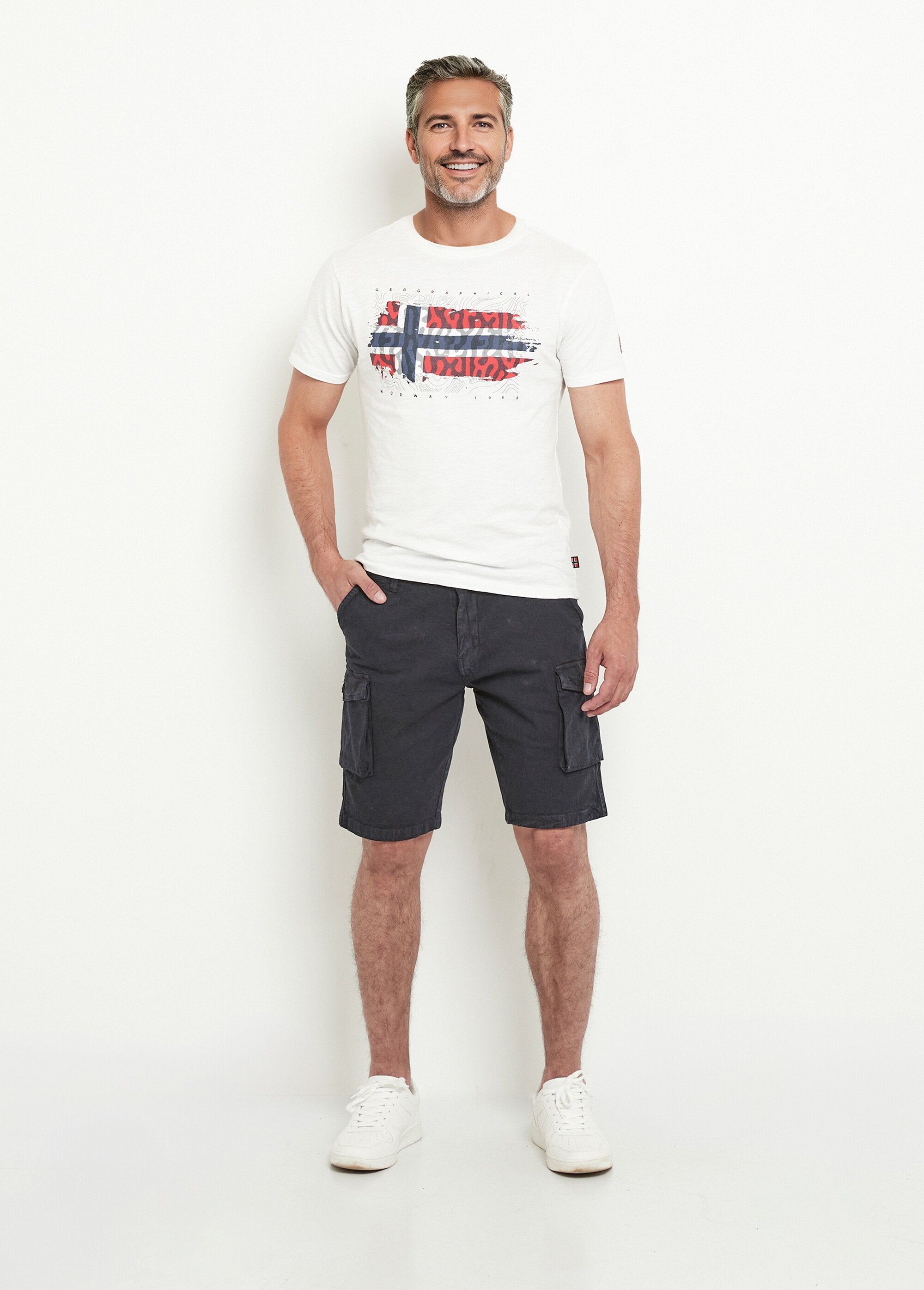 Bermuda_elástica_com_bolsos_laterais_de_aba_Marine_SF1_slim