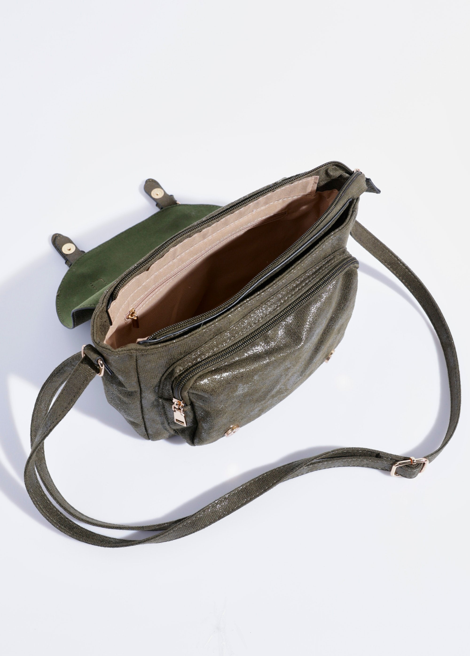 Bolsa_iridescente_com_aba_e_2_fivelas_Vert_DE1_slim