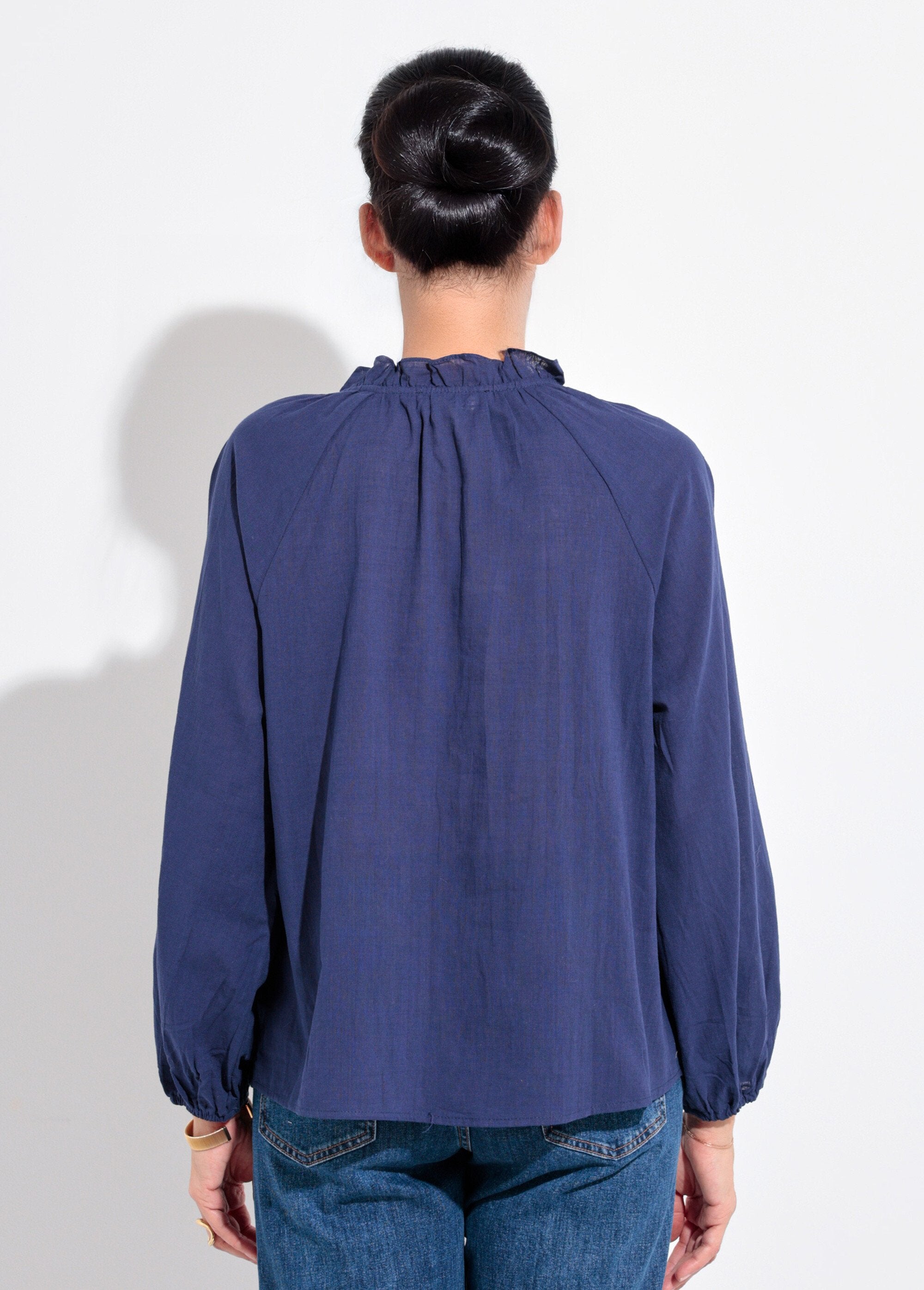Blusa_folgada_com_decote_em_V_e_gravata_Marine_DO1_slim
