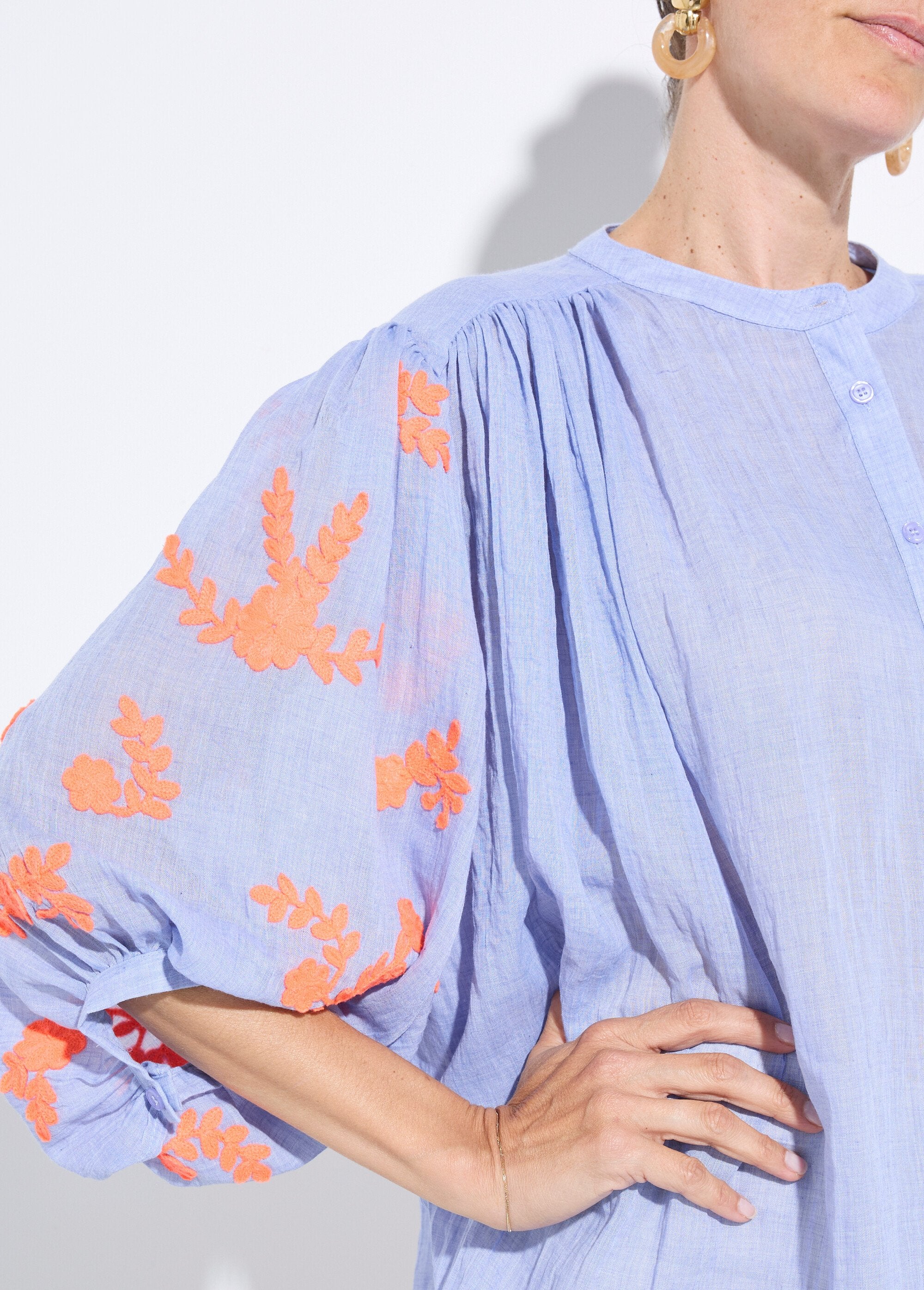 Blouse_chambray,_broderies_contrastantes_Bleu_DE1_slim