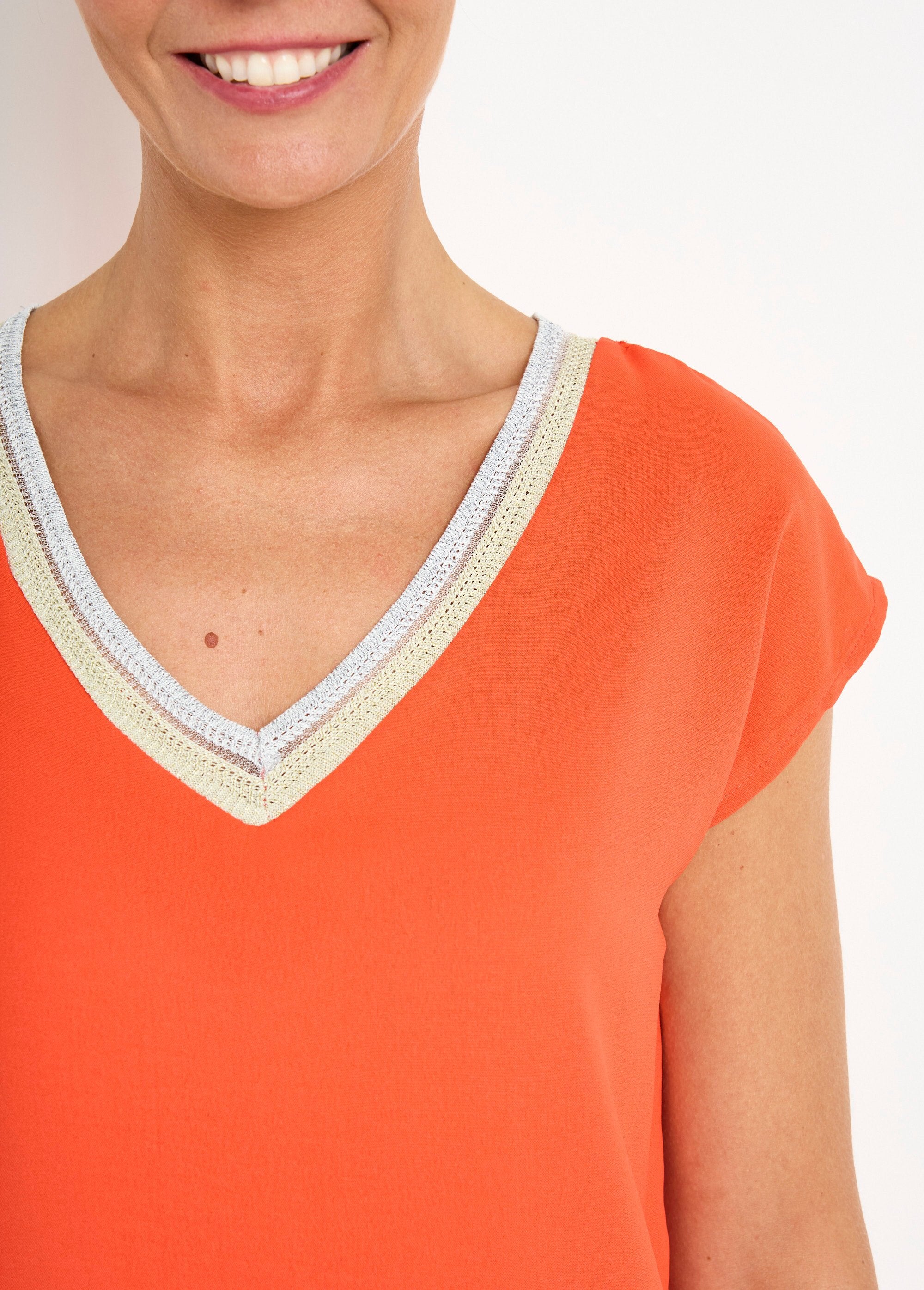 Blusa_esvoaçante_sem_mangas_com_trança_em_decote_em_V_Coquelicot_DE1_slim