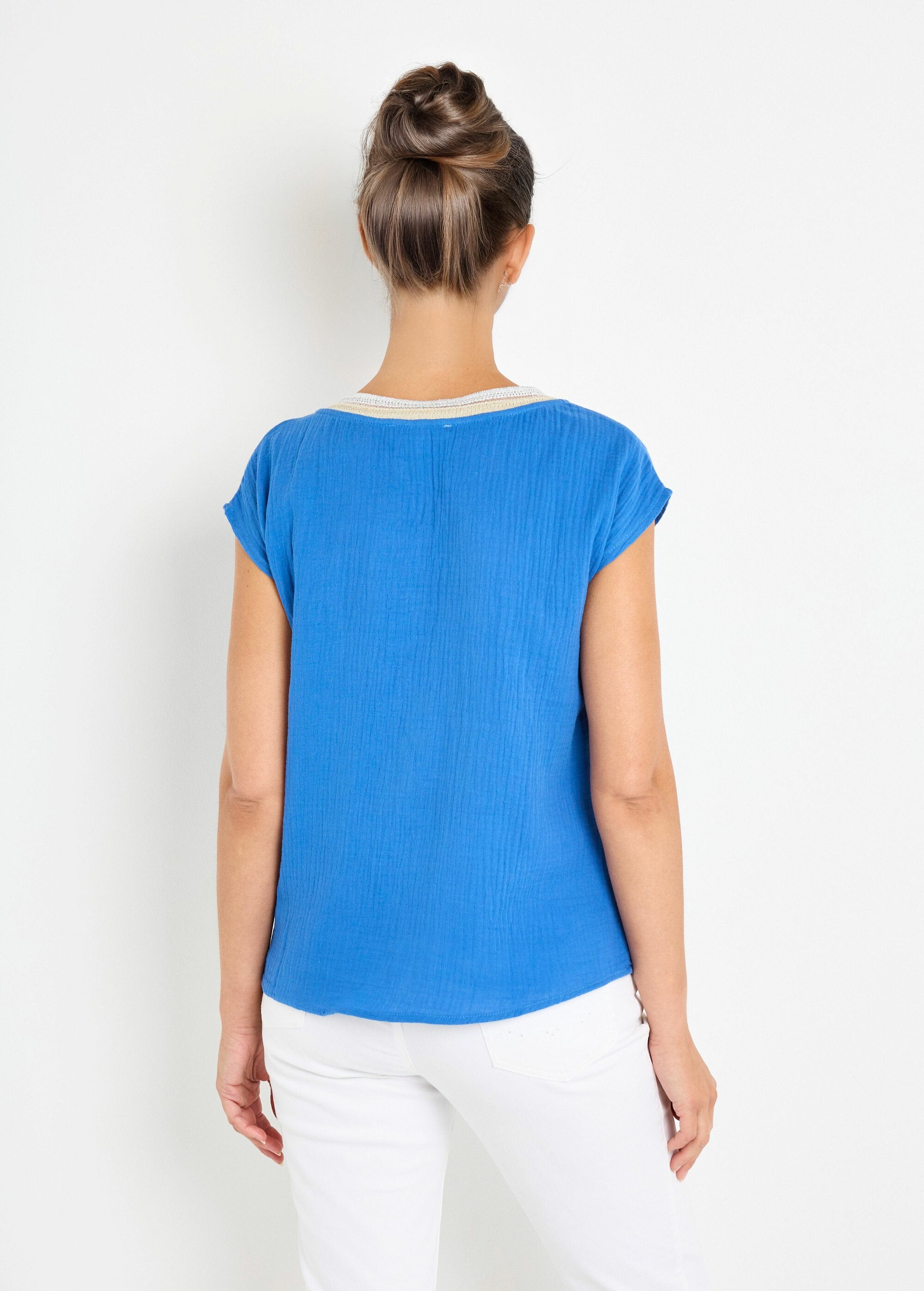 Blusa_de_gaze_de_algodão_com_trança_decote_em_V_Bleu_DO1_slim