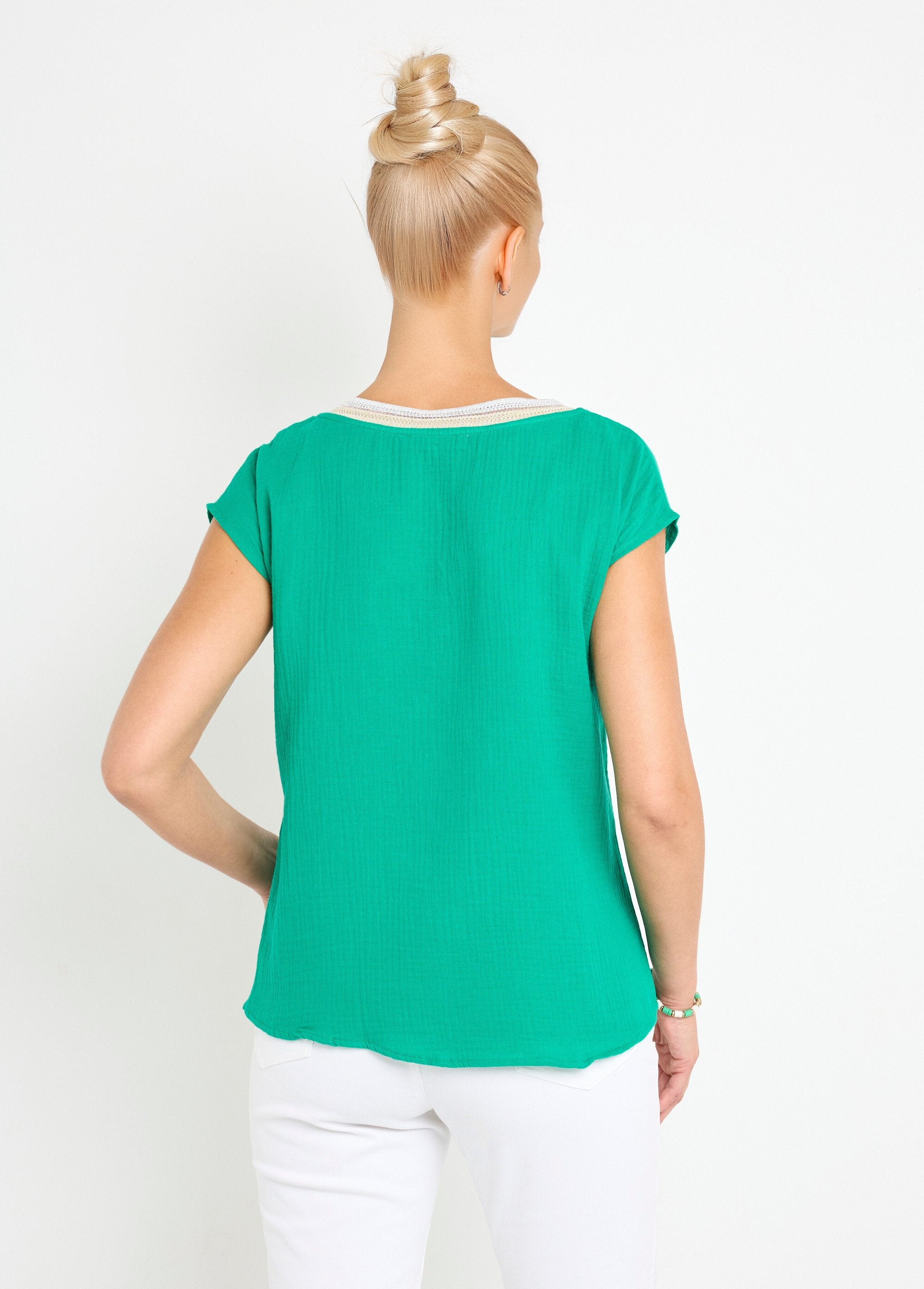 Blusa_de_gaze_de_algodão_com_trança_em_decote_em_V_Vert_DO1_slim
