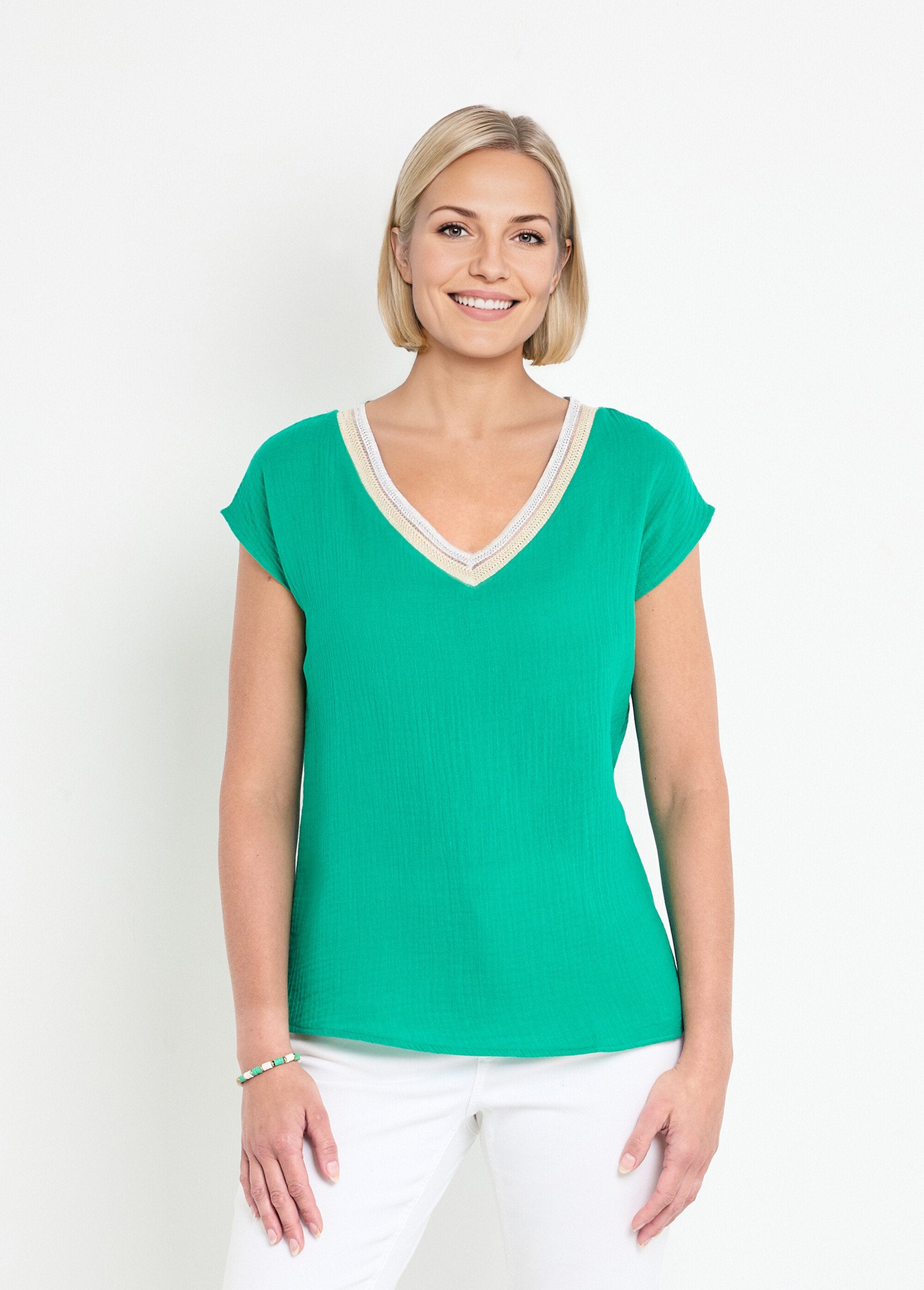 Blusa_de_gaze_de_algodão_com_trança_em_decote_em_V_Vert_FA1_slim