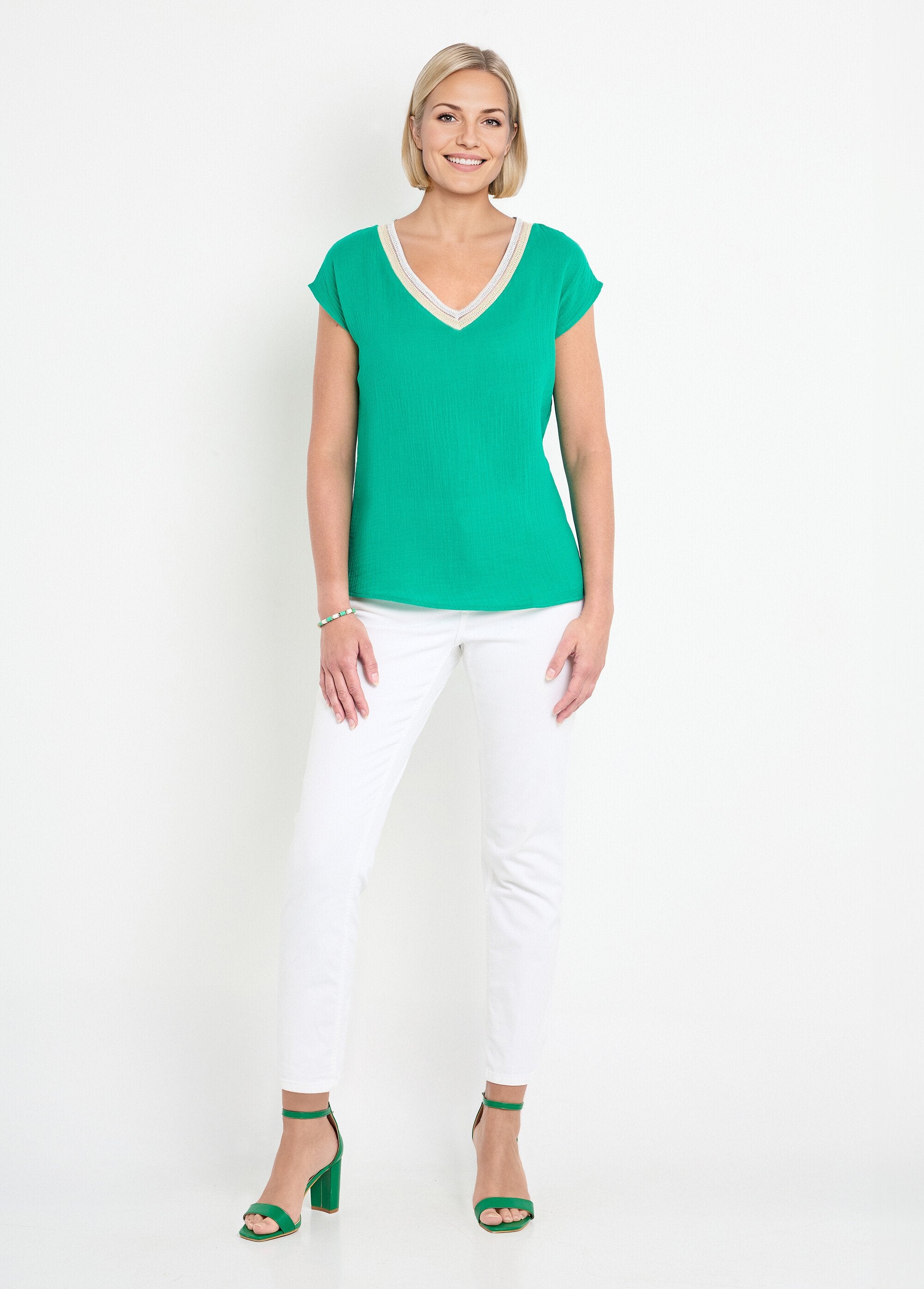 Blusa_de_gaze_de_algodão_com_trança_em_decote_em_V_Vert_SF1_slim