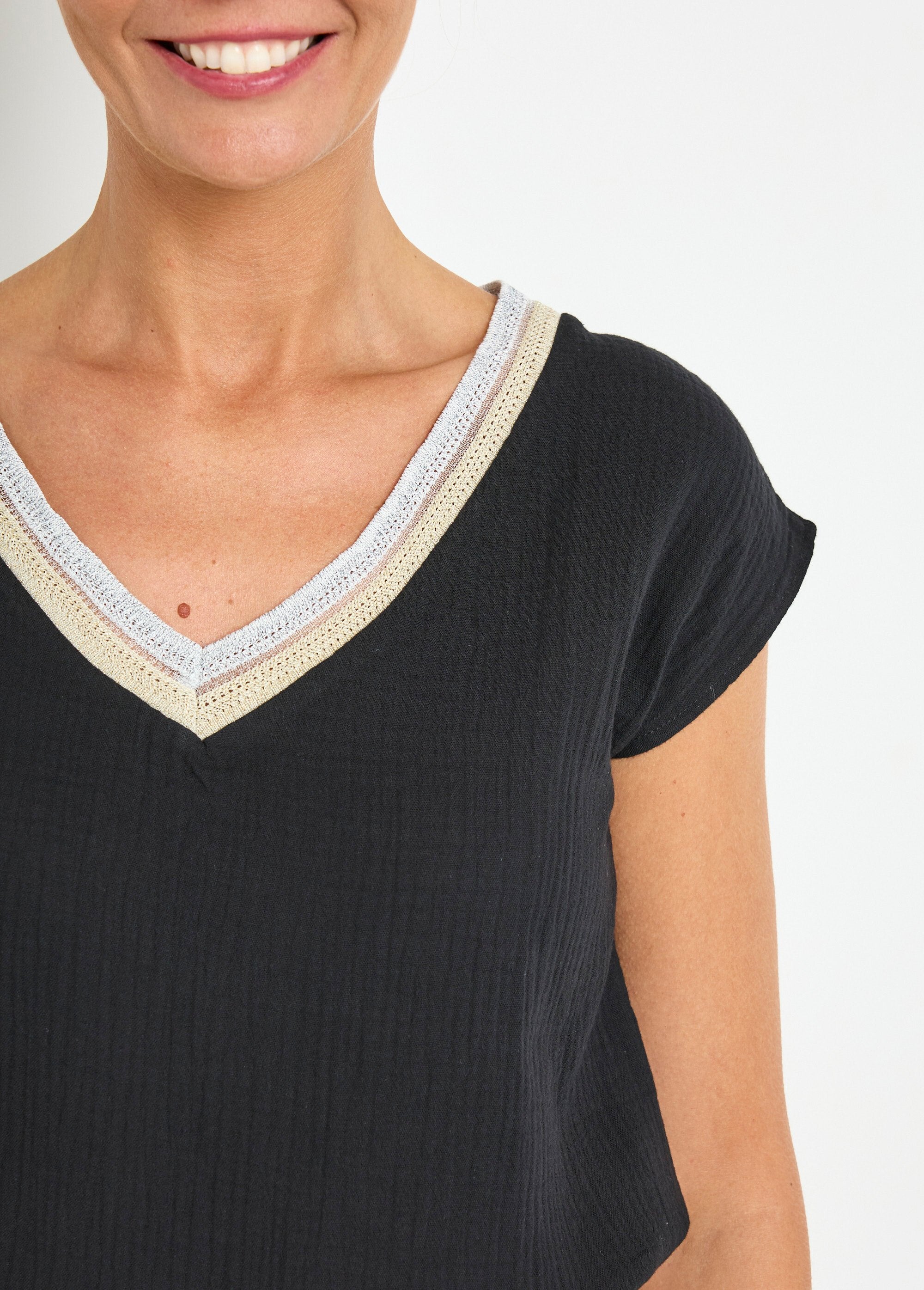 Blusa_de_gaze_de_algodão_com_trança_decote_em_V_Noir_DE1_slim