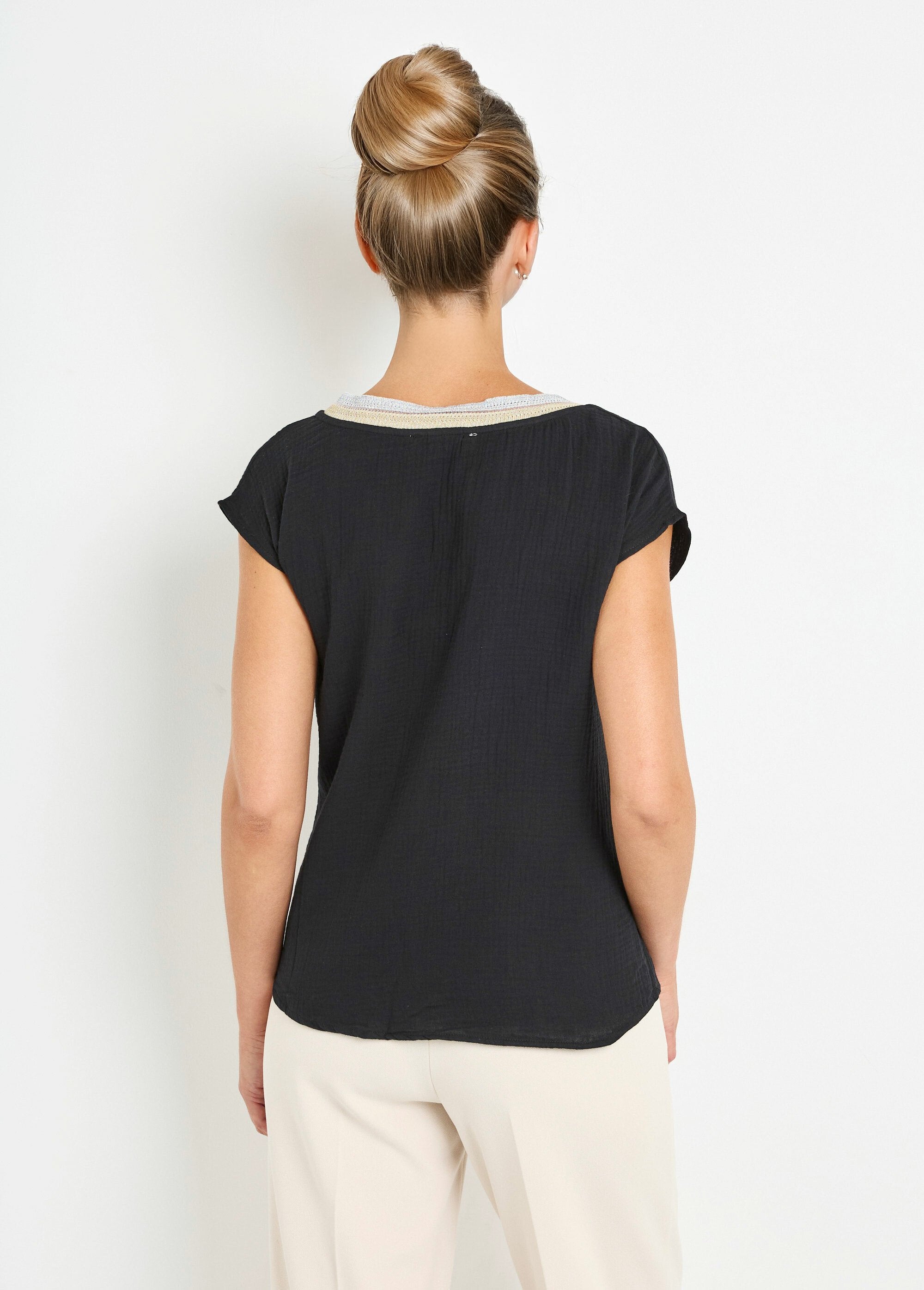 Blusa_de_gaze_de_algodão_com_trança_decote_em_V_Noir_DO1_slim
