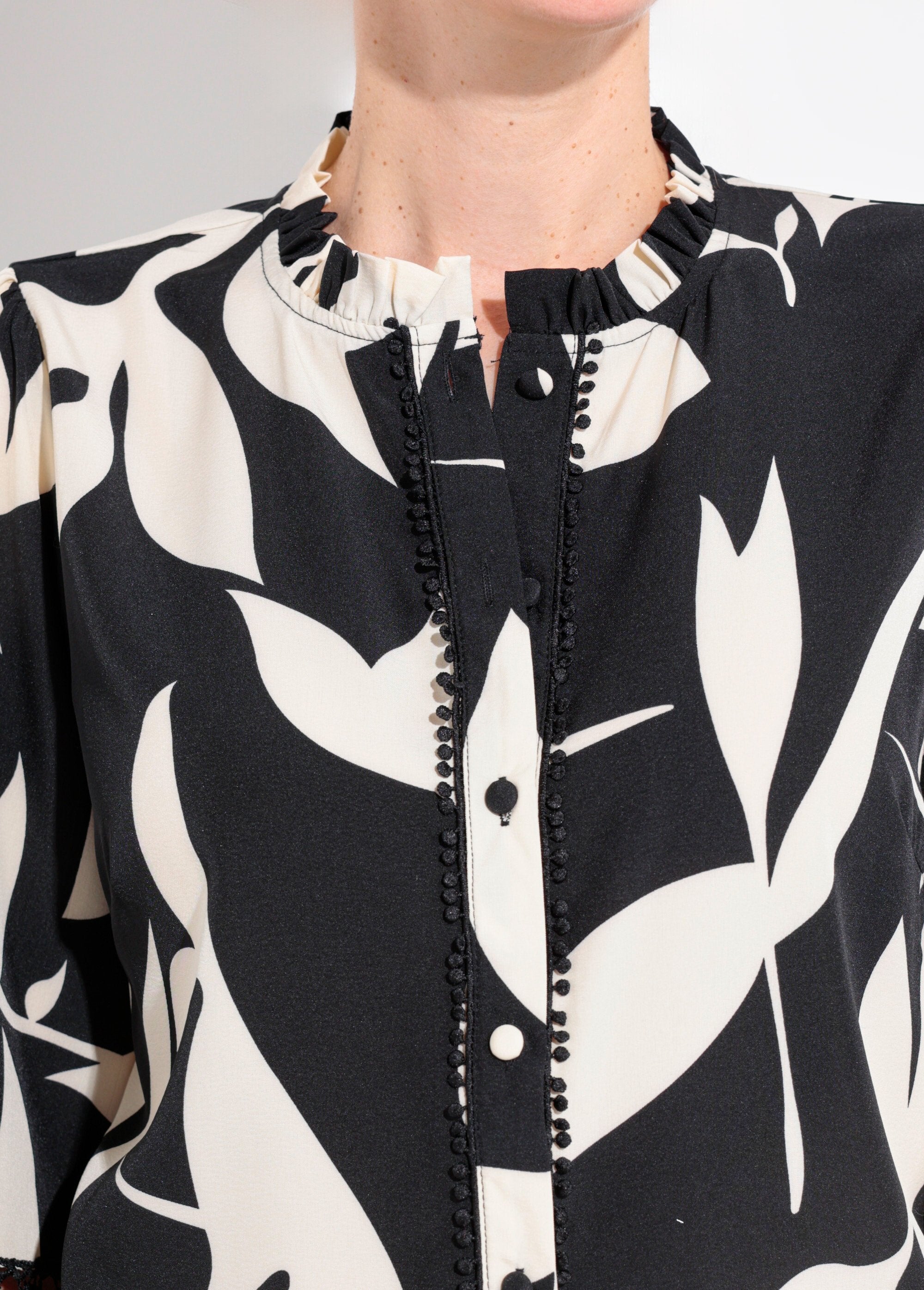 Blusa_com_estampa_gráfica_e_detalhes_em_renda_Noir_et_blanc_DE1_slim