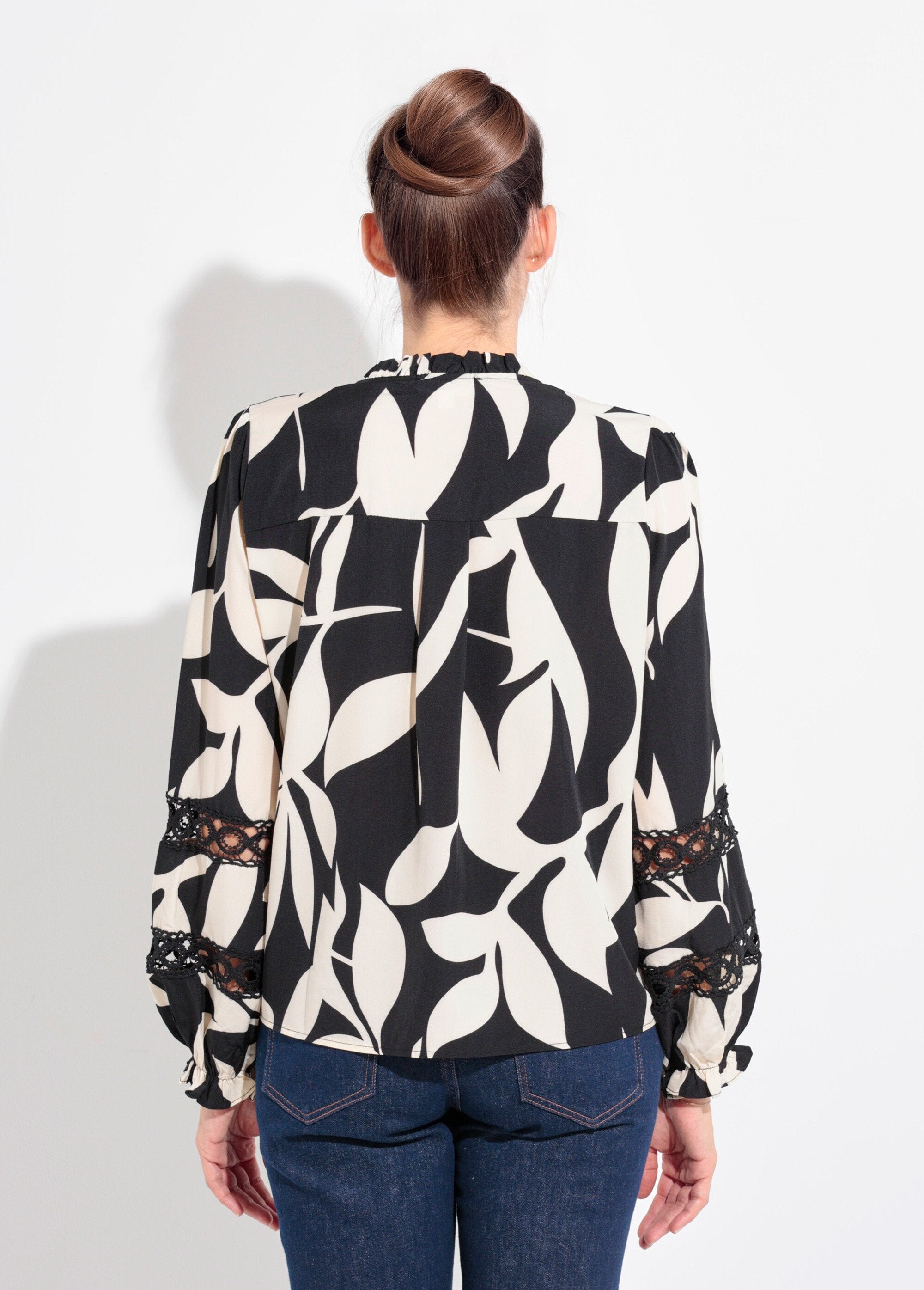 Blusa_com_estampa_gráfica_e_detalhes_em_renda_Noir_et_blanc_DO1_slim