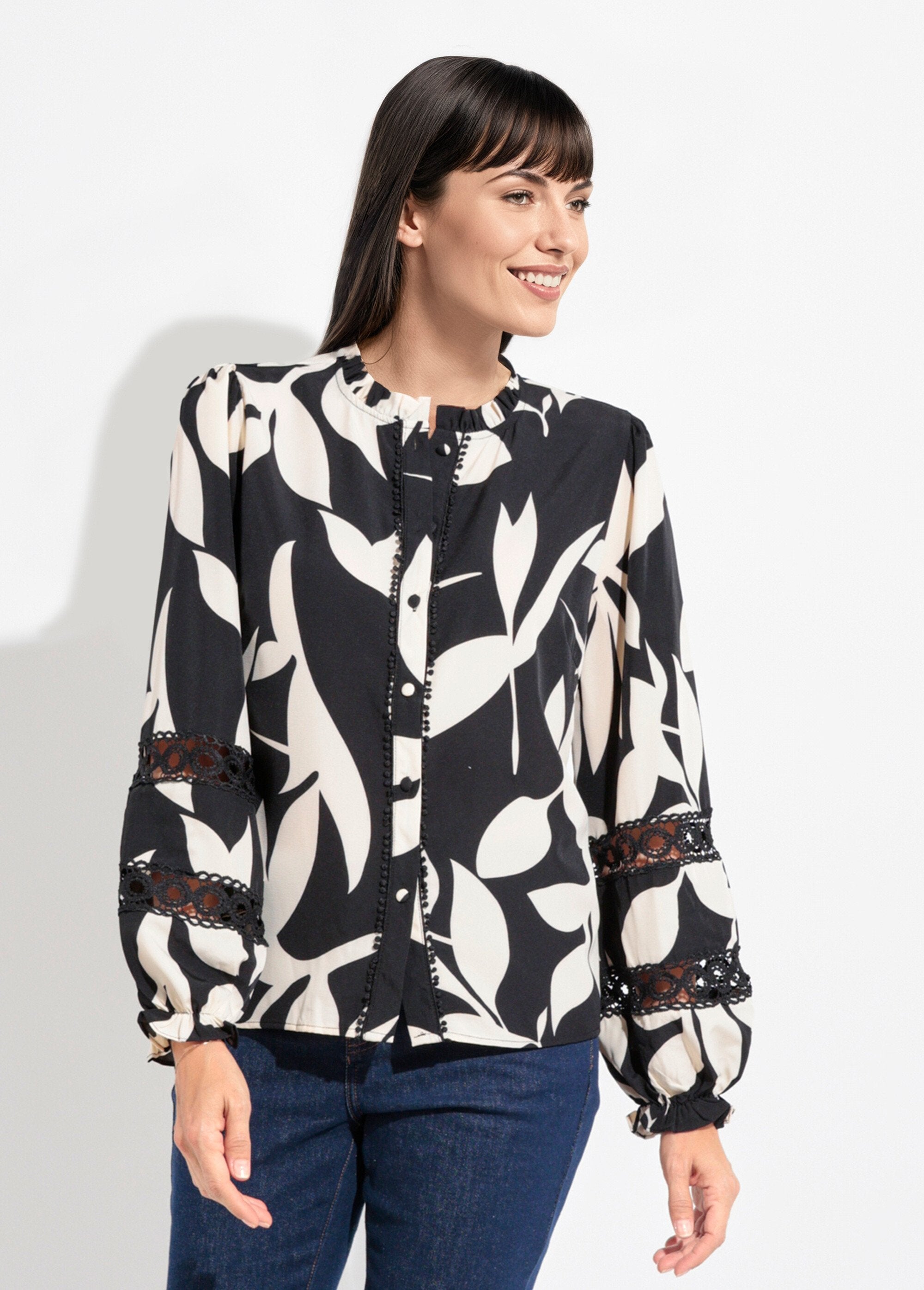 Blusa_com_estampa_gráfica_e_detalhes_em_renda_Noir_et_blanc_FA1_slim