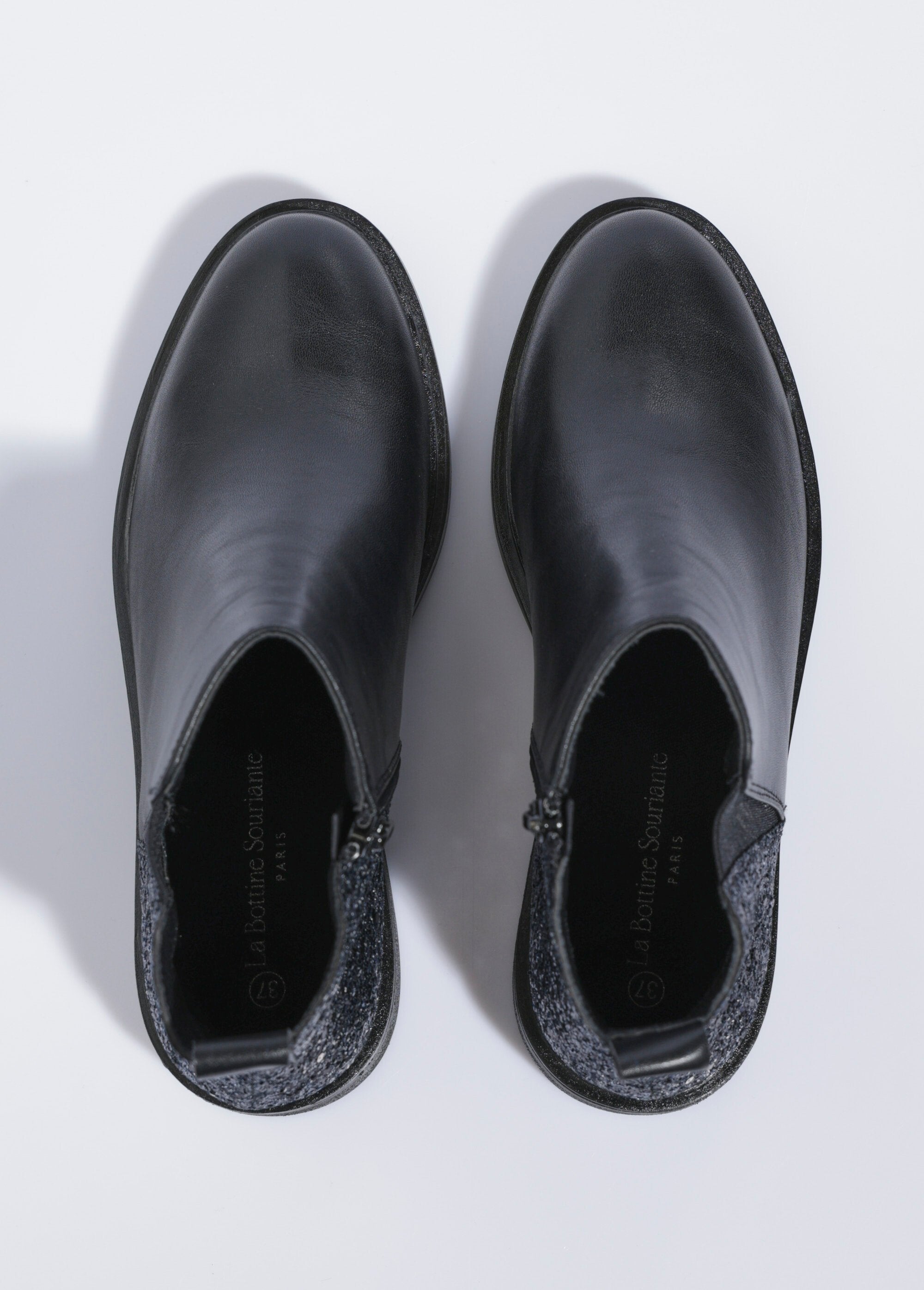 Botas_Chelsea,_pormenor_de_lantejoulas_no_calcanhar_Noir_OV1_slim