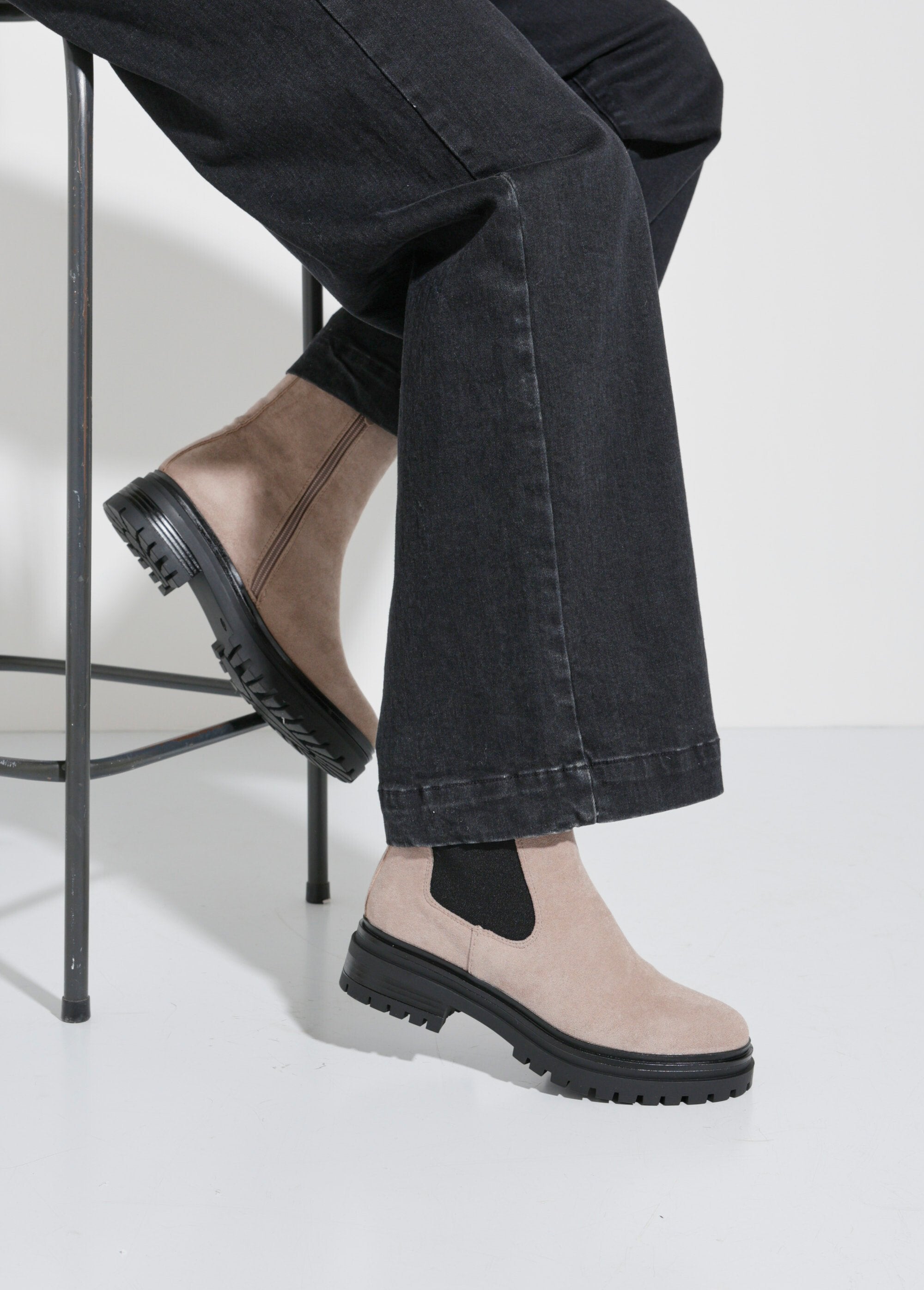 Botas_altas_Chelsea_com_sola_dentada_Beige_SF1_slim