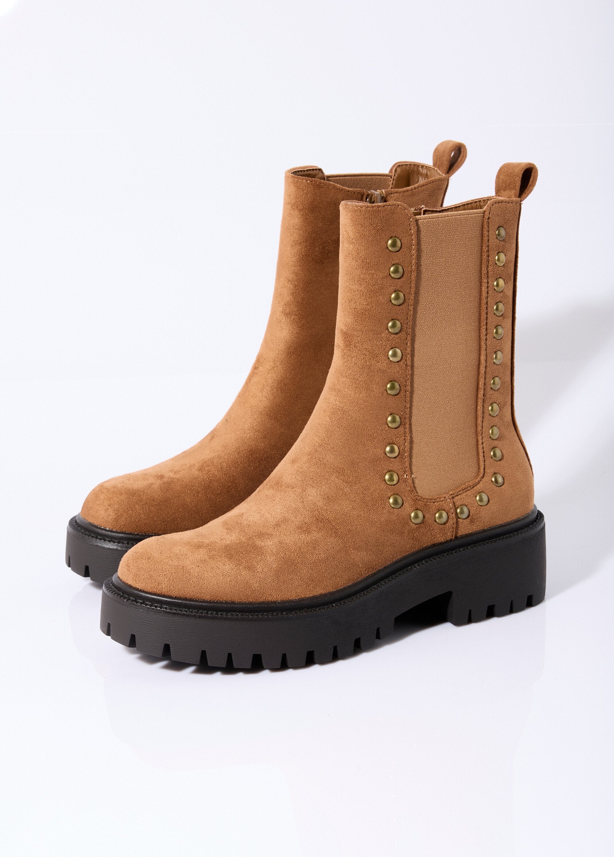Botas_Chelsea_em_suedette_com_tachas_metálicas_Camel_DE1_slim