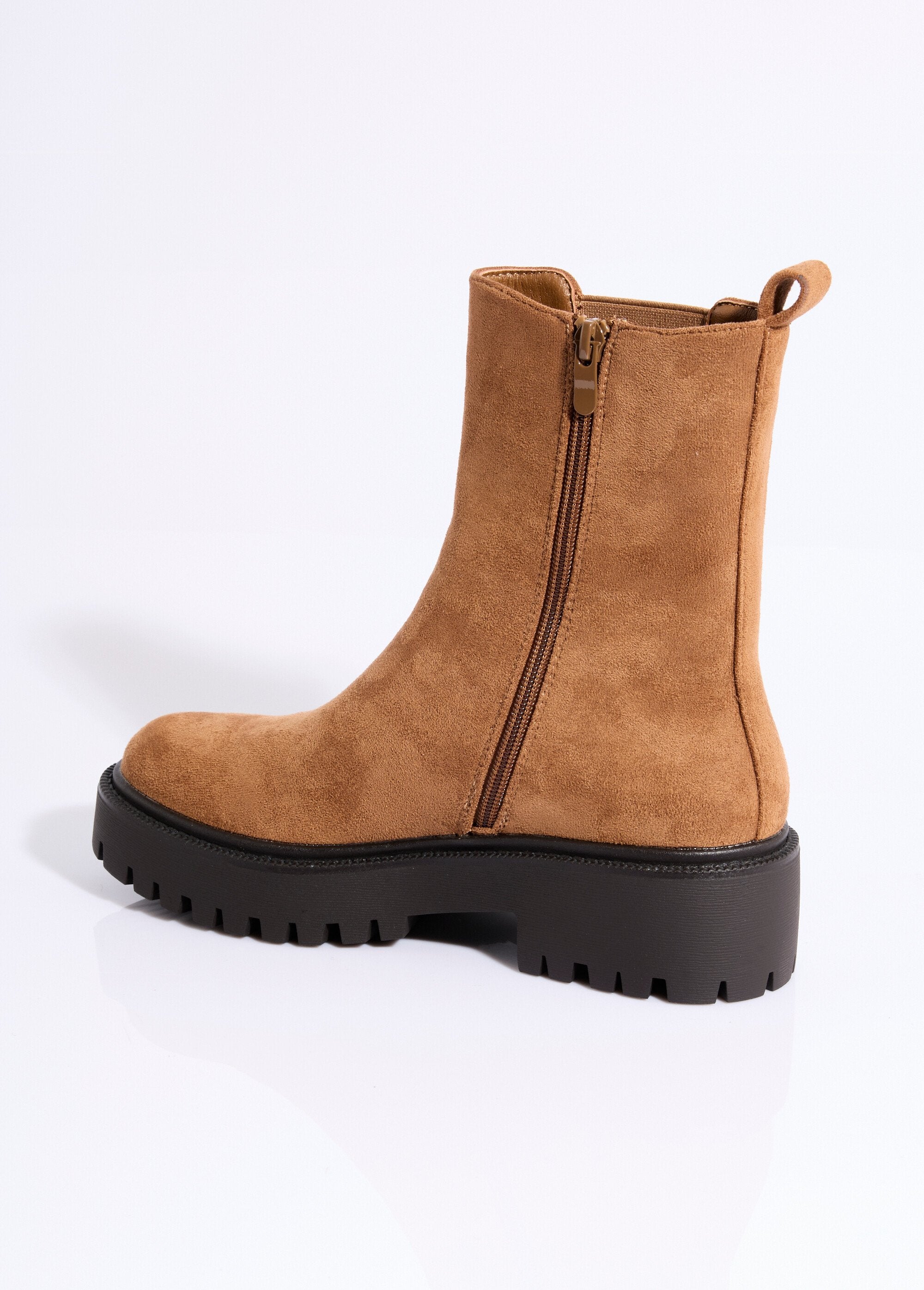 Botas_Chelsea_em_suedette_com_tachas_metálicas_Camel_DO1_slim