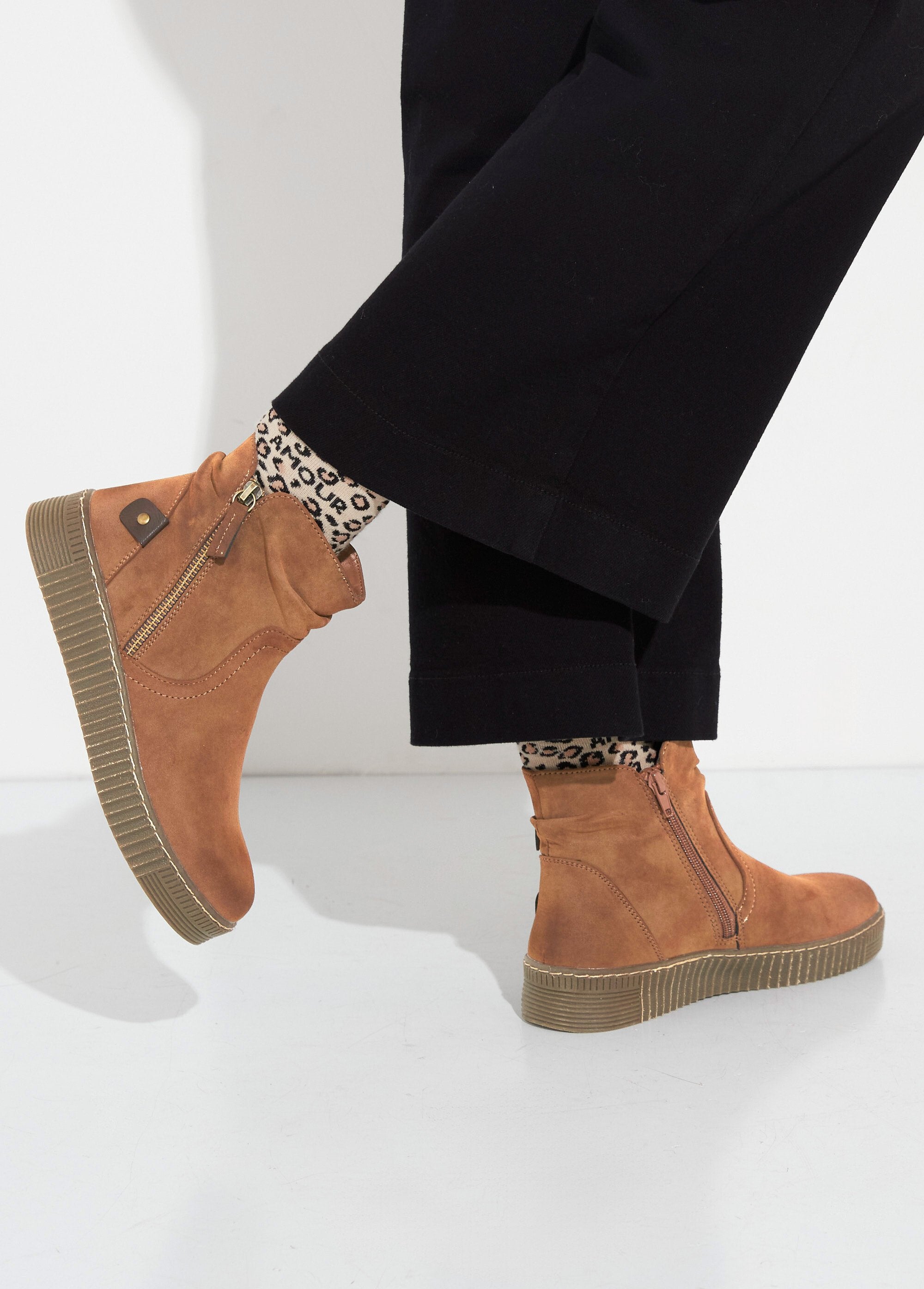Boots_suédées_avec_semelle_compensée_Camel_SF1_slim